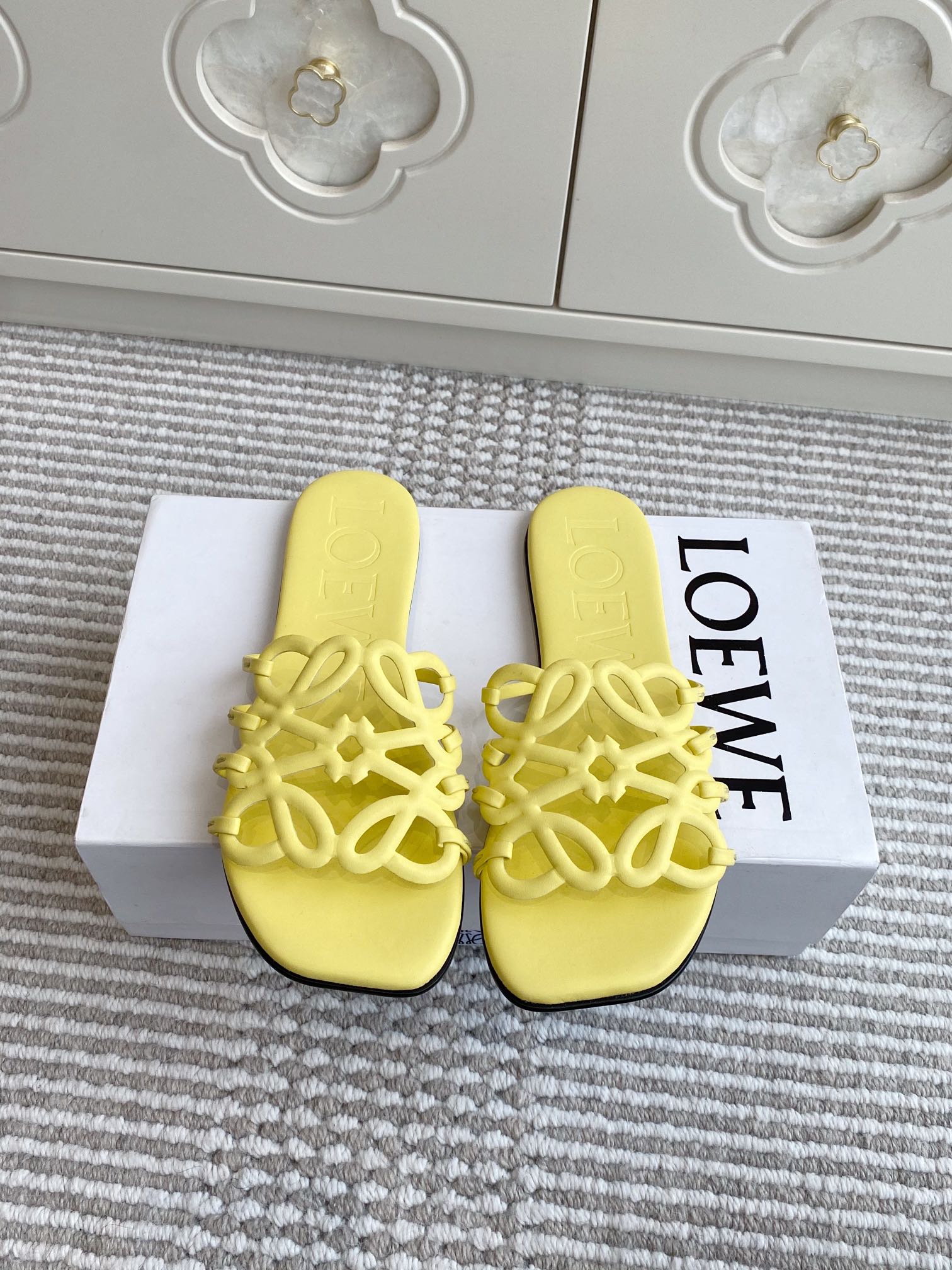 NO:403016,Loewe 25ss Anagram Summer Limited New Hollow Flat Slippers Full of Design Original Custom Italian Injection Molded Leather Sole!  Hand-woven craftsmanship, high-end temperament with a slack feel, suitable for matching with minimalist style, vacation style or urban commuting outfits size35-39 (customized for non-return and exchange of 40/41/42), slippers, loewe, loewe, slippers, Leather soles19860909批 loewe 罗意威25ss Anagram夏日限定新款镂空平底拖鞋 设计感十足原版定制意大利本色注塑真皮大底！手工编织工艺 自带松弛感的高级气质,适合搭配极简风、度假风或都市通勤装束 size35-39（40/41/42定做不退换）,拖鞋,loewe,loewe,slippers,Leather soles,Women's Shoes