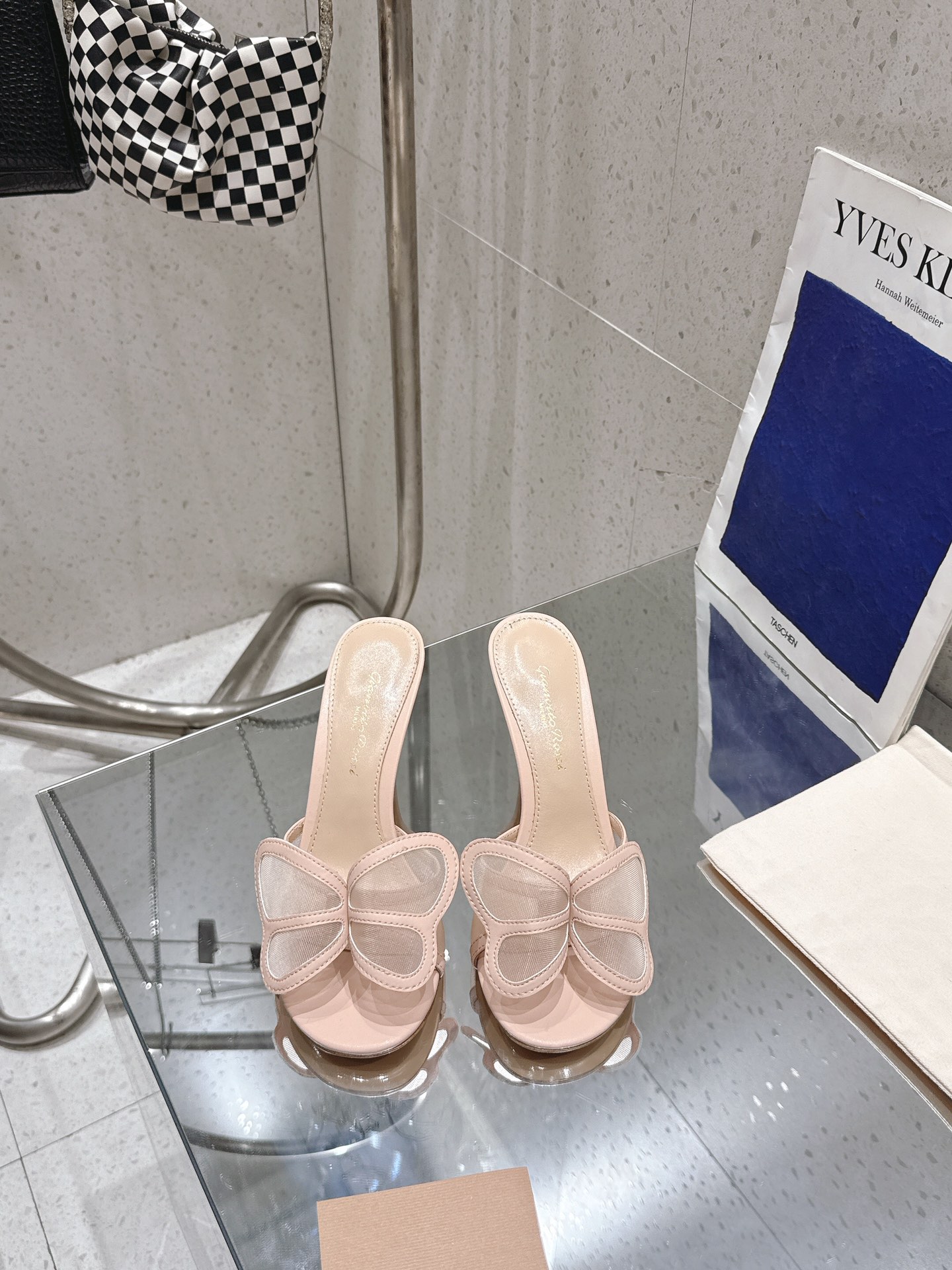 NO:240354,◣ Slipper series◢——— 2025 This high-heeled slipper The minimalist Elle and Gianvito Rossi adhere to their traditional Italian craftsmanship, focusing on exquisite details, and creating elegant feminine flavor. Each pair of Gianvito Rossi's women's shoes will consider the proportion of women's curves first before designing. Secondly, on the basis of inheriting the elegance of Sergio Rossi, it is also more young and fashionable, shaping the fashion charm with bright colors and exquisite lines. Original customized patent leather material, imported high-quality sheepskin in the inner lining, outsole Italian leather outsole, heel height 10.5cm 8.5cm 5.5 (remark the height when placing an order, no note is the default 8.5 heel height)  Size 35-39 (34.40.41.42.43 Custom made without return), high heels, slippers, slippers, sheepskin, Leather soles19860909◣ 拖鞋系列◢——— 2025 这款高跟拖鞋 极简主义的 Elle、Gianvito Rossi 秉承了其传统意大利工艺,专注精巧细节,打造优雅女人味,每一双吉安维托·罗西 (Gianvito Rossi) 的女鞋在设计之前都会将女性曲线比例考虑在先.其次在继承了塞乔·罗西 (Sergio Rossi) 优雅的基础上,也更加年轻时髦,以鲜艳的颜色和讲究的线条设计塑造时尚魅力 材质原版定制漆皮 内里进口优质羊皮 大底意大利真皮大底 跟高 10.5cm 8.5cm5.5三种高度（下单需备注高度,没备注默认8.5跟高） 码数35-39(34.40.41.42.43 定做不退换）,高跟鞋拖鞋,high heels,slippers,sheepskin,Leather soles,Women's Shoes