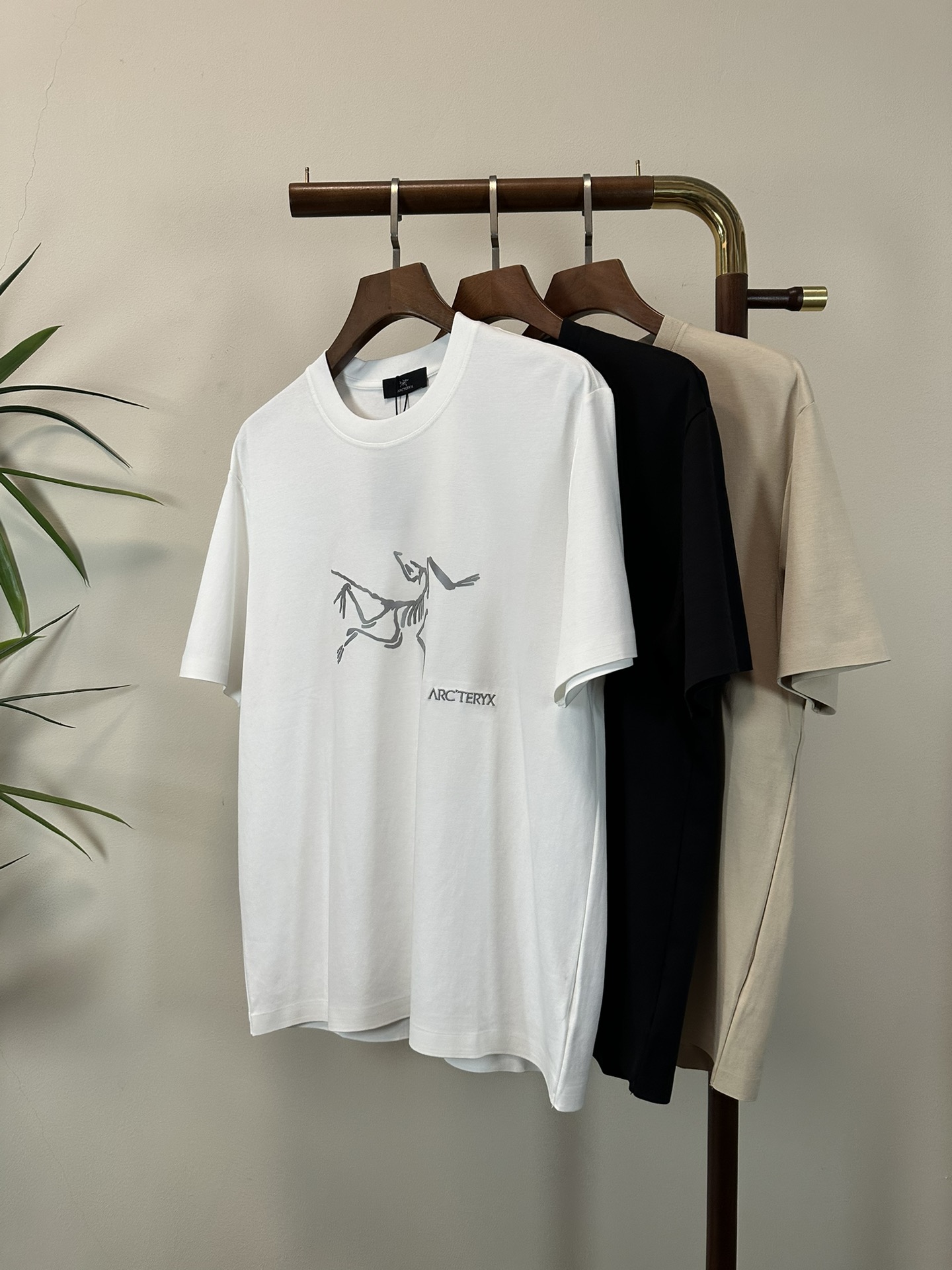 NO:145671,ARC Archaeopteryx 2025 new round neck short-sleeved T-shirt high-end version!  Customized fabrics for counters are breathable and comfortable, with impeccable details, and the brand element design concept reflects high quality. The feel is delicate and soft!  It is casually cut, with a great upper body style!  Code number L-4XL, arc'teryx, T-shirt,tees, t-shirt,alexander wang19860909ARC 始祖鸟2025新款 圆领 短袖 T恤 高端版本！专柜定制面料 透气舒适度高,细节无可挑剔,品牌元素设计理念,体现高品质.手感细腻柔软！呈现休闲裁剪,上身版型超赞！ 码数L-4XL,arc'teryx,T-shirt,tees，t-shirt,alexander wang,Men's clothing