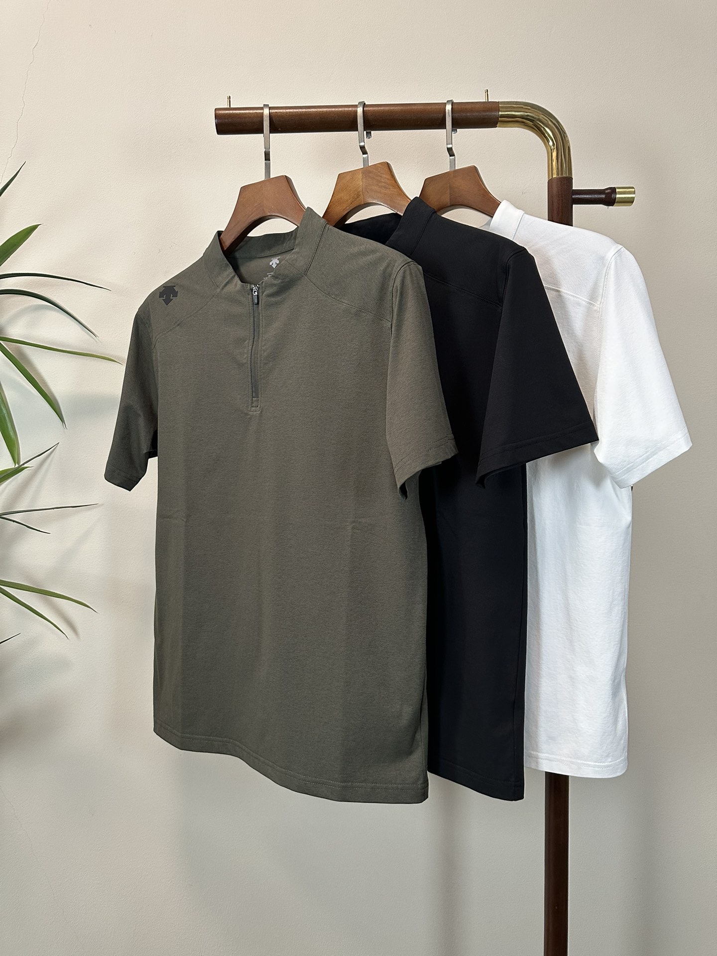 NO:145680,Deesant 2025 new round neck, semi-zipper, short-sleeved T-shirt, high-end version!  Customized fabrics for counters are breathable and comfortable, with impeccable details, and the brand element design concept reflects high quality. The feel is delicate and soft!  It is casually cut, with a great upper body style!  Code number L-4XL, T-shirt,tees,t-shirt,alexander wang19860909迪桑特 2025新款 圆领 半拉链 短袖 T恤 高端版本！专柜定制面料 透气舒适度高,细节无可挑剔,品牌元素设计理念,体现高品质.手感细腻柔软！呈现休闲裁剪,上身版型超赞！ 码数L-4XL,,T-shirt,tees，t-shirt,alexander wang,Men's clothing