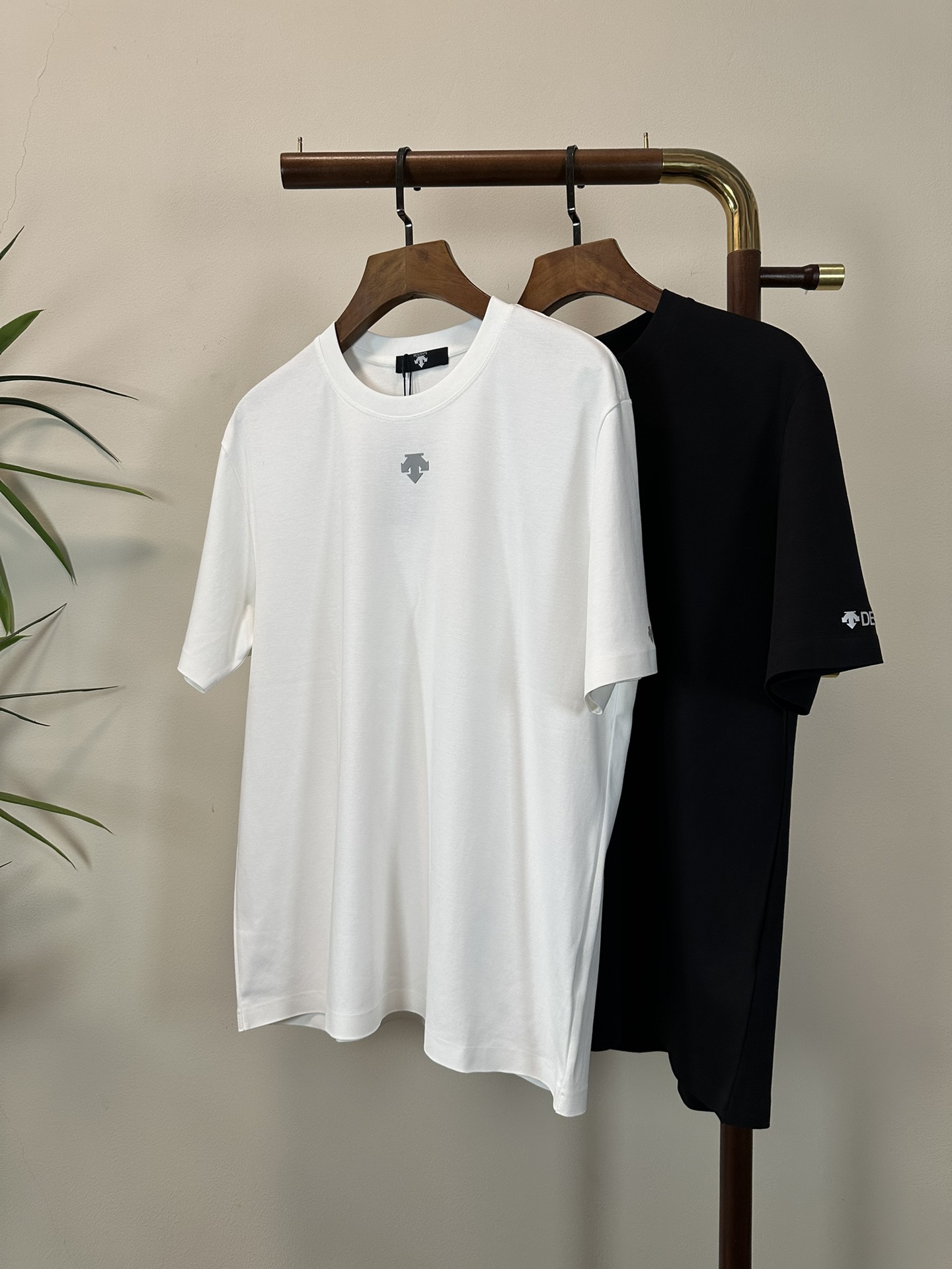 NO:145688,Deesant 2025 new round neck short-sleeved T-shirt high-end version!  Customized fabrics for counters are breathable and comfortable, with impeccable details, and the brand element design concept reflects high quality. The feel is delicate and soft!  It is casually cut, with a great upper body style!  Code number L-4XL, T-shirt,tees,t-shirt,alexander wang19860909迪桑特 2025新款 圆领 短袖 T恤 高端版本！专柜定制面料 透气舒适度高,细节无可挑剔,品牌元素设计理念,体现高品质.手感细腻柔软！呈现休闲裁剪,上身版型超赞！ 码数L-4XL,,T-shirt,tees，t-shirt,alexander wang,Men's clothing