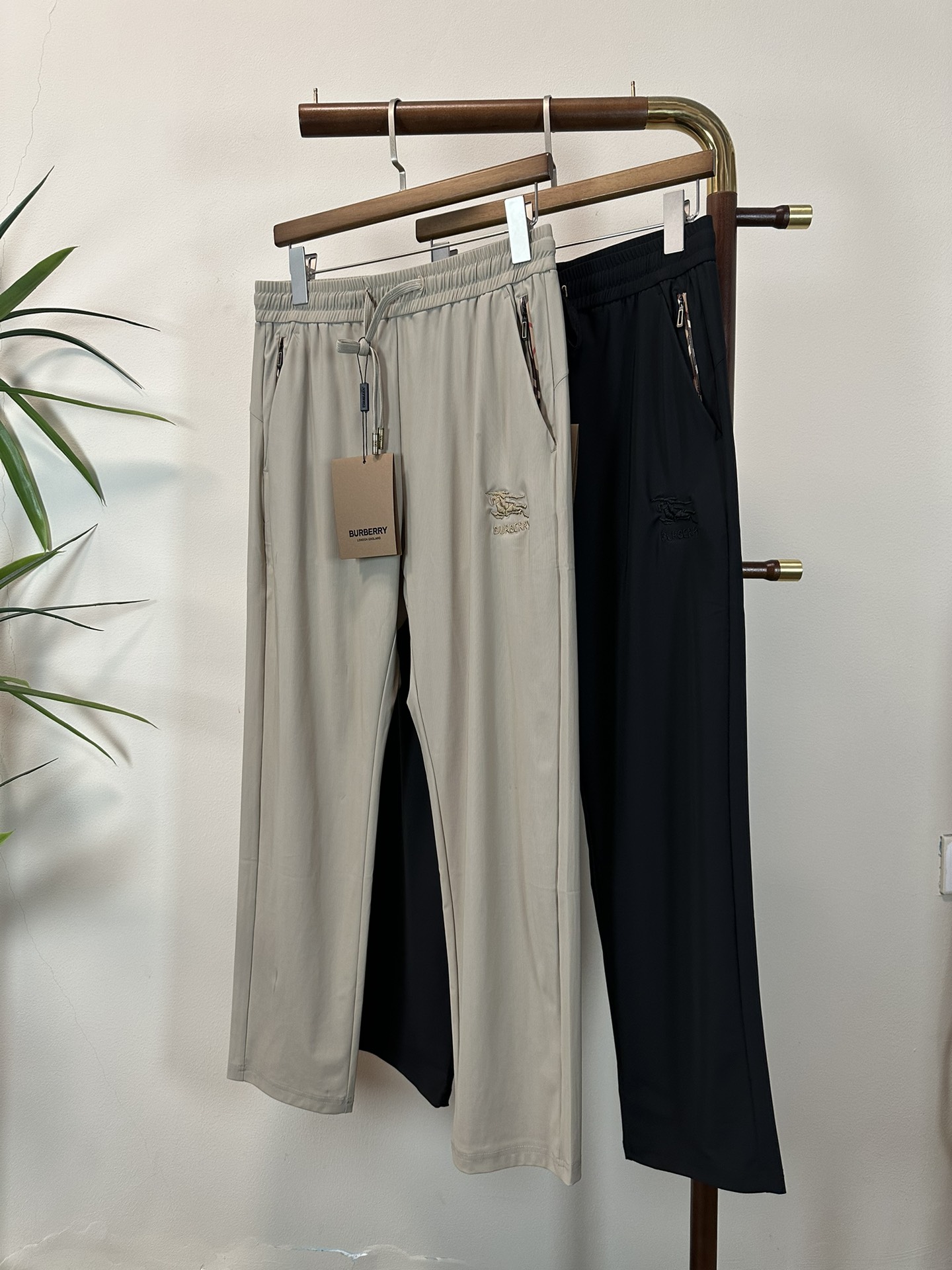 NO:145627,BBR Burberry 2025 summer new elastic strap casual pants, customized counter fabric, breathable and comfortable, impeccable details, brand element design concept, reflecting high quality. It feels delicate and soft!  It is casually cut, with a great upper body style!  Code number L-4XL, burberry, alexander wang19860909BBR 巴宝莉 2025夏季新款松紧带休闲裤,专柜定制面料 透气舒适度高,细节无可挑剔,品牌元素设计理念,体现高品质.手感细腻柔软！呈现休闲裁剪,上身版型超赞！ 码数L-4XL,,burberry,alexander wang,Men's clothing