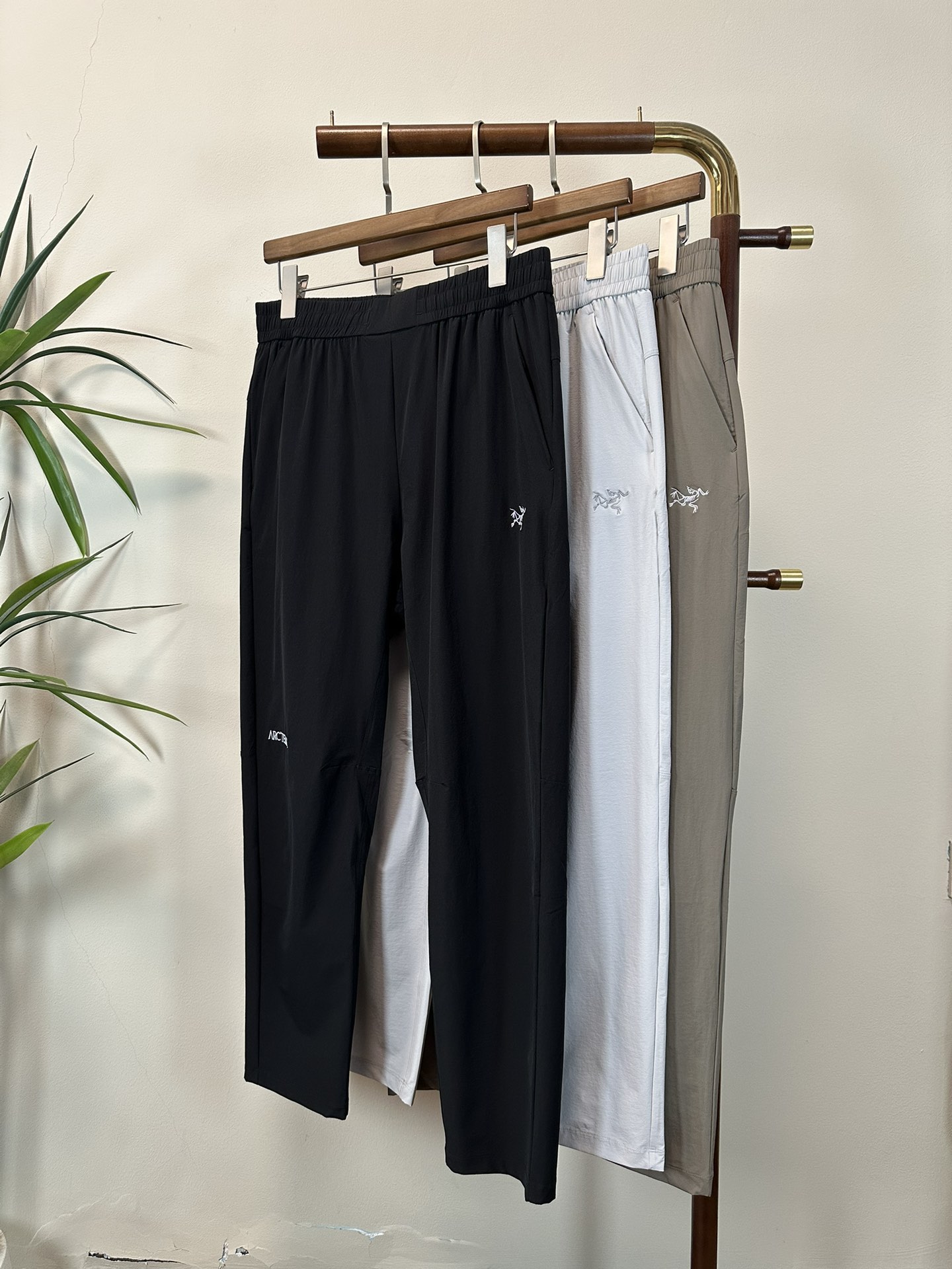 NO:145638,ARC Archaeopteryx 2025 summer new elastic strap casual pants, customized counter fabric, breathable and comfortable, impeccable details, brand element design concept, reflecting high quality. The feel is delicate and soft!  It is casually cut, with a great upper body style!  Code number L-4XL, arc'teryx,alexander wang19860909ARC 始祖鸟 2025夏季新款松紧带休闲裤,专柜定制面料 透气舒适度高,细节无可挑剔,品牌元素设计理念,体现高品质.手感细腻柔软！呈现休闲裁剪,上身版型超赞！ 码数L-4XL,arc'teryx,alexander wang,Men's clothing