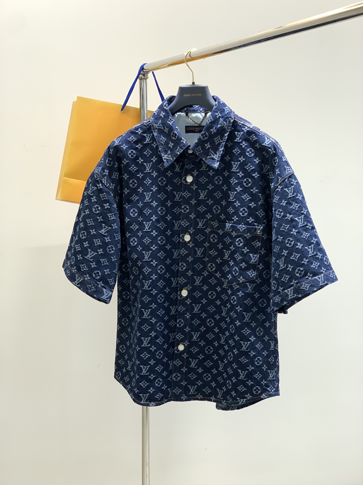 NO:147328,Clothes, shorts, Louis Vuitton, the latest spring and summer style, available at the counter at the same time, original singles, fashionable and casual denim suit, very distinctive on the upper body!  Eye-catching and highlighted, imported original fabric, top-level jacquard craft letter pattern decoration logo, original hardware and auxiliary materials decoration, simple but not lacking in fashion, classic and atmospheric, comfortable and breathable, handsome and stylish on the upper body, S-Xl,, louis vuitton, louis vuitton, shorts, alexander wang19860909衣服,短裤,LouisVuitton 路易威登,春夏最新款,专柜同步有售,原单狠货,时尚休闲牛仔套装,上身很有特点！吸睛而有亮点,进口原版面料,顶级提花工艺字母图案装饰Logo,原版五金辅料装饰,简单而不失时尚,经典大气,舒适透气,上身帅气有型,码数S-Xl,,louis vuitton,louis vuitton,shorts,alexander wang,Men's clothing