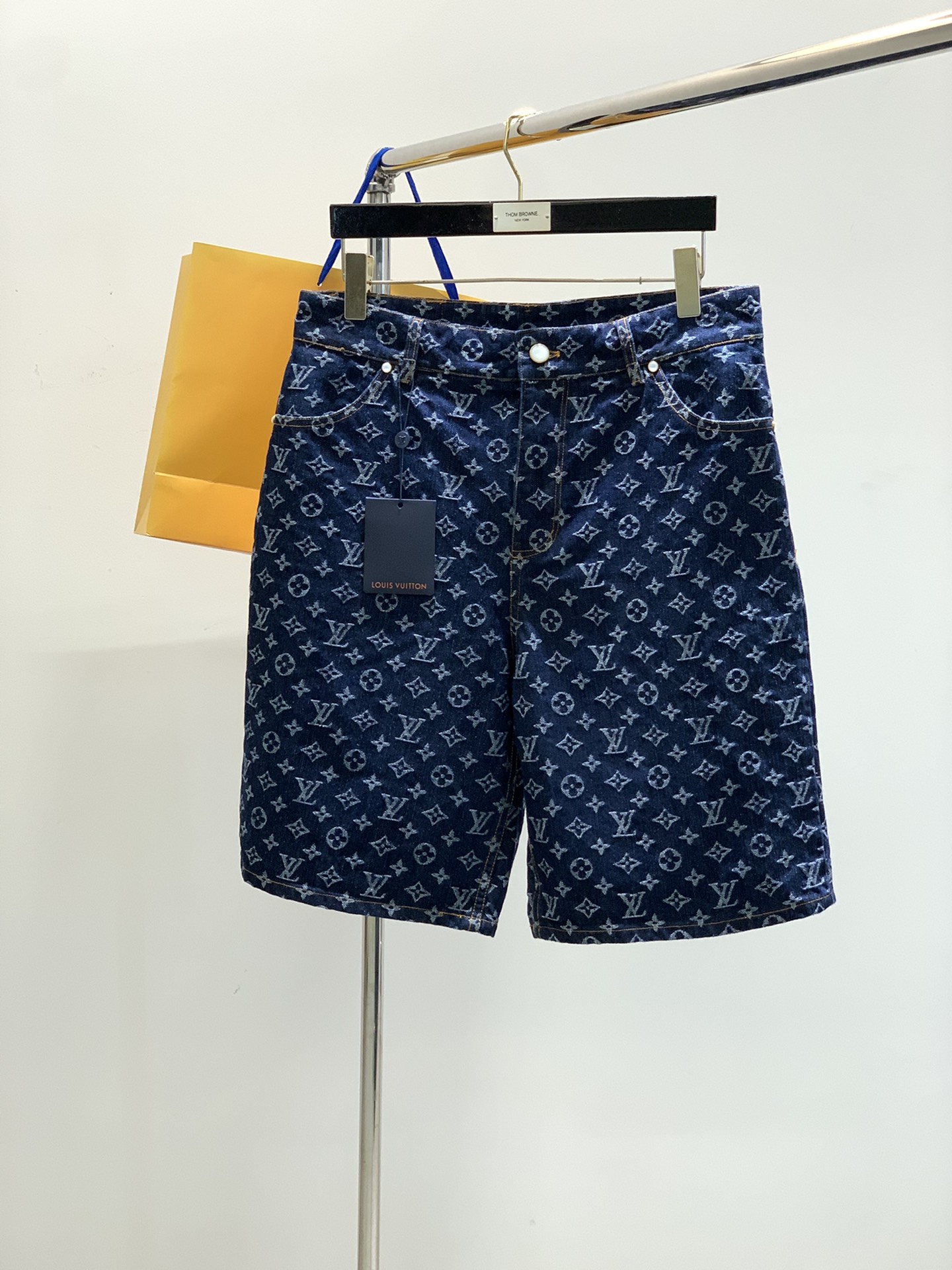 NO:161703,Clothes, shorts, Louis Vuitton, the latest spring and summer style, available at the counter at the same time, original singles, fashionable and casual denim suit, very distinctive on the upper body!  Eye-catching and highlighted, imported original fabric, top-level jacquard craft letter pattern decoration logo, original hardware and auxiliary materials decoration, simple but not lacking in fashion, classic and atmospheric, comfortable and breathable, handsome and stylish on the upper body, S-Xl,, louis vuitton, louis vuitton, shorts, alexander wang19860909衣服,短裤,LouisVuitton 路易威登,春夏最新款,专柜同步有售,原单狠货,时尚休闲牛仔套装,上身很有特点！吸睛而有亮点,进口原版面料,顶级提花工艺字母图案装饰Logo,原版五金辅料装饰,简单而不失时尚,经典大气,舒适透气,上身帅气有型,码数S-Xl,,louis vuitton,louis vuitton,shorts,alexander wang,Men's clothing