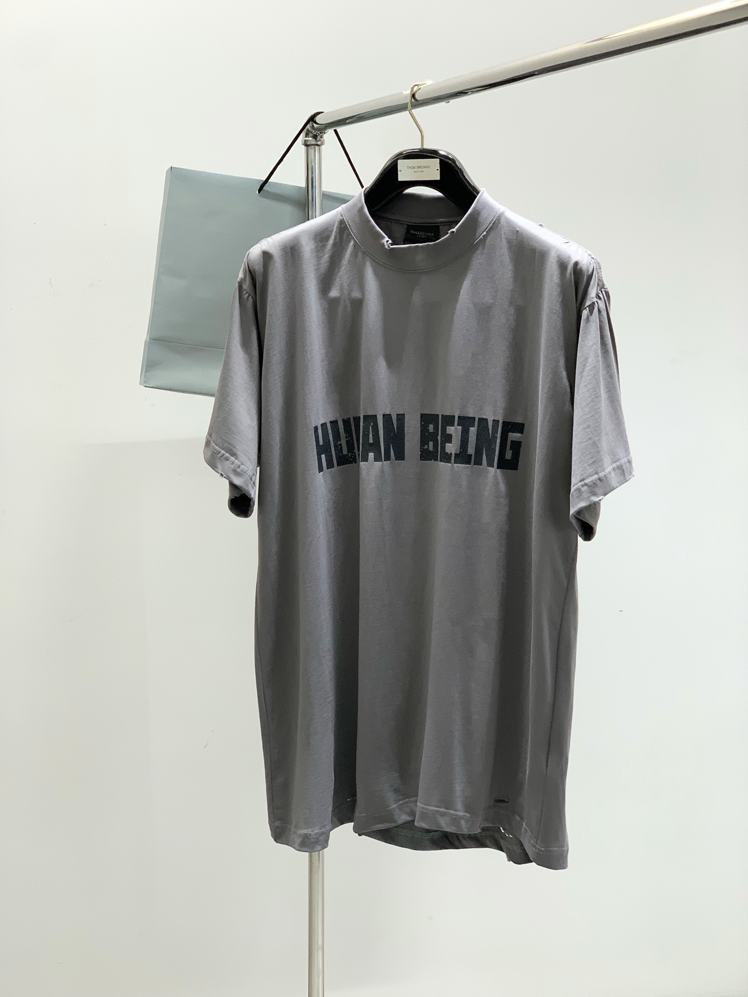 NO:160527,,Balenciaga Balenciaga, the latest summer model in 2025, special counters are available at the same time, original singles, hot fashion casual round neck short-sleeved T-shirt, imported original fabric, unique design, top-level printing craft letter pattern decoration logo, simple and fashionable, handsome upper body, complete three standards, S-XL, ,balenciaga, balenciaga, T-shirt,tees, t-shirt,alexander wang19860909,Balenciaga 巴黎世家,2025夏季最新款,专柜同步有售,原单狠货,爆款时尚休闲圆领短袖T恤,进口原版面料,独特设计,顶级印花工艺字母图案装饰logo,简约时尚 ,上身帅气,三标齐全,码数S-XL,,balenciaga,balenciaga,T-shirt,tees，t-shirt,alexander wang,Men's clothing