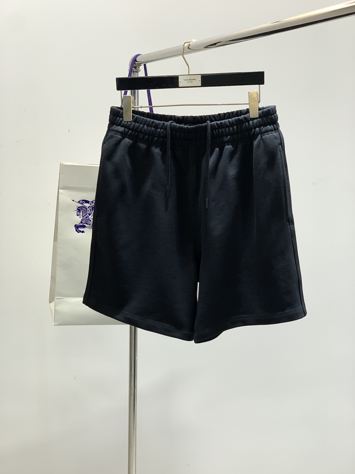 NO:160535,,Burberry Burberry, the latest summer products in 2025, available at the counter at the same time, original singles, fashionable casual shorts, imported original fabric, comfortable and breathable upper body, top-grade embroidered letter pattern logo, original hardware and auxiliary decoration, extremely high grade, comfortable and versatile, top-body handsome, 2 colors recommendation, S-XL, burberry, burberry, shorts, alexander wang19860909,Burberry 巴宝莉,2025夏季最新品,专柜同步有售,原单狠货,时尚休闲短裤,进口原版面料,上身舒适透气,顶级刺绣字母图案logo,原版五金辅料装饰,档次极高,舒适百搭,上身帅气十足,2色推荐,码数S-XL,,burberry,burberry,shorts,alexander wang,Men's clothing