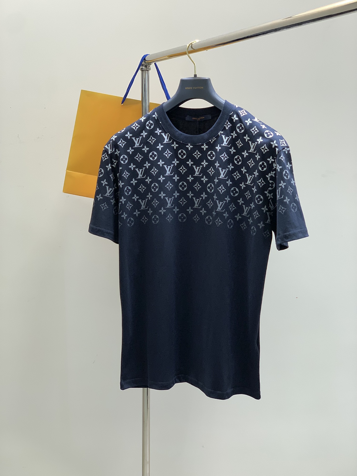 NO:413919,,LouisVuitton, the latest model for summer 2025, available at the counter at the same time, original singles, fashionable and casual round neck short-sleeved T-shirt, very distinctive on the upper body!  Eye-catching and highlighted, imported original fabric, top-level printing craft letter pattern decorative logo, simple but not lacking in fashion, classic and atmospheric, comfortable and breathable, handsome and stylish on the upper body, 2 colors recommended, code number S-XL,, louis vuitton, louis vuitton, T-shirt,tees, t-shirt,alexander wang19860909,LouisVuitton 路易威登,2025夏季最新款,专柜同步有售,原单狠货,时尚休闲圆领短袖T恤,上身很有特点！吸睛而有亮点,进口原版面料,顶级印花工艺字母图案装饰Logo,简单而不失时尚,经典大气,舒适透气,上身帅气有型,2色推荐,码数S-XL,,louis vuitton,louis vuitton,T-shirt,tees，t-shirt,alexander wang,Men's clothing