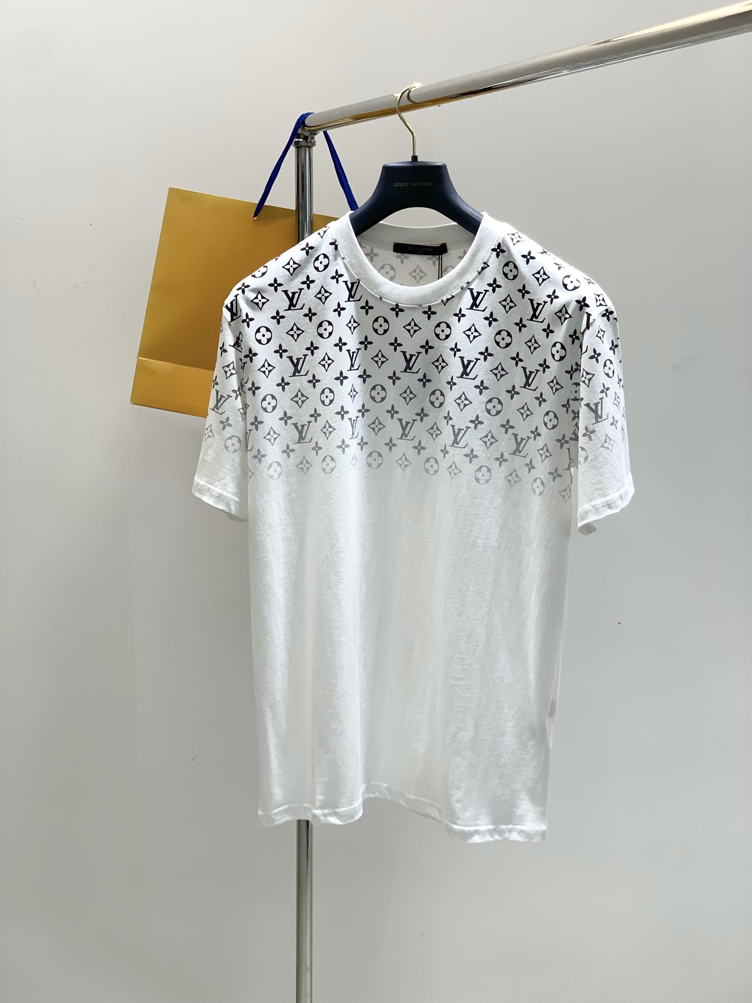 NO:147307,,LouisVuitton, the latest summer model, available at the counter at the same time, original singles, fashionable and casual round neck short-sleeved T-shirt, very distinctive on the upper body!  Eye-catching and highlighted, imported original fabric, top-level printing craft letter pattern decorative logo, simple but not lacking in fashion, classic and atmospheric, comfortable and breathable, handsome and stylish on the upper body, 2 colors recommended, code number S-XL,, louis vuitton, louis vuitton, T-shirt,tees, t-shirt,alexander wang19860909,LouisVuitton 路易威登,夏季最新款,专柜同步有售,原单狠货,时尚休闲圆领短袖T恤,上身很有特点！吸睛而有亮点,进口原版面料,顶级印花工艺字母图案装饰Logo,简单而不失时尚,经典大气,舒适透气,上身帅气有型,2色推荐,码数S-XL,,louis vuitton,louis vuitton,T-shirt,tees，t-shirt,alexander wang,Men's clothing