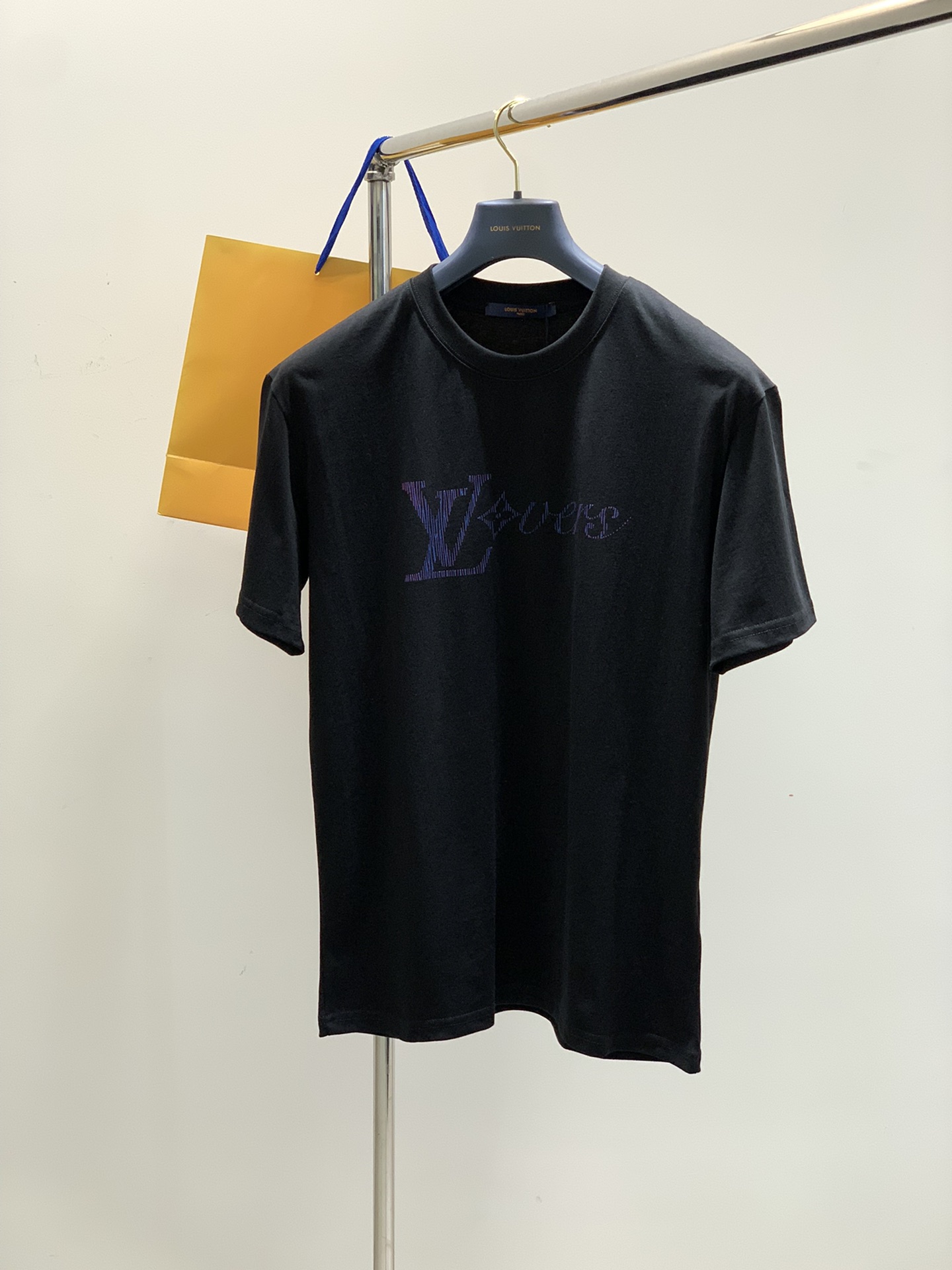 NO:160522,,LouisVuitton, the latest model for summer 2025, available at the counter at the same time, original singles, fashionable and casual round neck short-sleeved T-shirt, very distinctive on the upper body!  Eye-catching and highlighted, imported original fabric, top-level printing craft letter pattern decorative logo, simple but not lacking in fashion, classic and atmospheric, comfortable and breathable, handsome and stylish on the upper body, S-XL,, louis vuitton, louis vuitton, T-shirt,tees, t-shirt,alexander wang19860909,LouisVuitton 路易威登,2025夏季最新款,专柜同步有售,原单狠货,时尚休闲圆领短袖T恤,上身很有特点！吸睛而有亮点,进口原版面料,顶级印花工艺字母图案装饰Logo,简单而不失时尚,经典大气,舒适透气,上身帅气有型,码数S-XL,,louis vuitton,louis vuitton,T-shirt,tees，t-shirt,alexander wang,Men's clothing