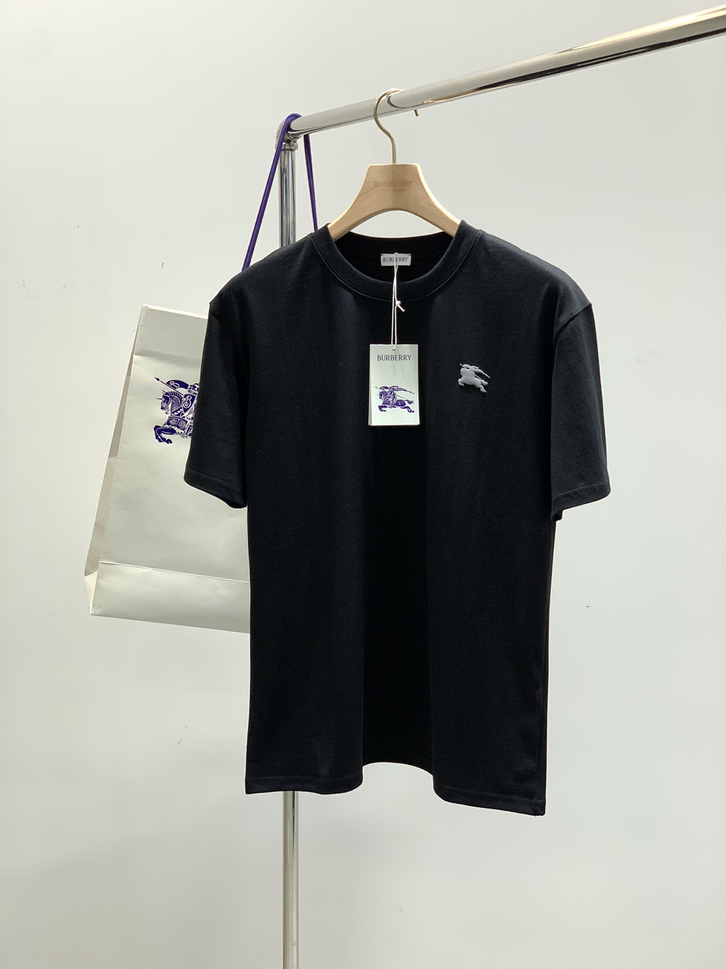 NO:147318,,Burberry Burberry, the latest summer products, available at the counter at the same time, original singles, fashionable and casual round neck short-sleeved T-shirt, imported original fabric, comfortable and breathable upper body, top printing craft letter pattern decoration logo, extremely high grade, comfortable and versatile, top body handsome, 3 colors recommendation, S-XL, burberry, burberry, T-shirt, tees, t-shirt, alexander wang19860909,Burberry 巴宝莉,夏季最新品,专柜同步有售,原单狠货,时尚休闲圆领短袖T恤,进口原版面料,上身舒适透气,顶级印花工艺字母图案装饰logo,档次极高,舒适百搭,上身帅气十足,3色推荐,码数S-XL,,burberry,burberry,T-shirt,tees，t-shirt,alexander wang,Men's clothing