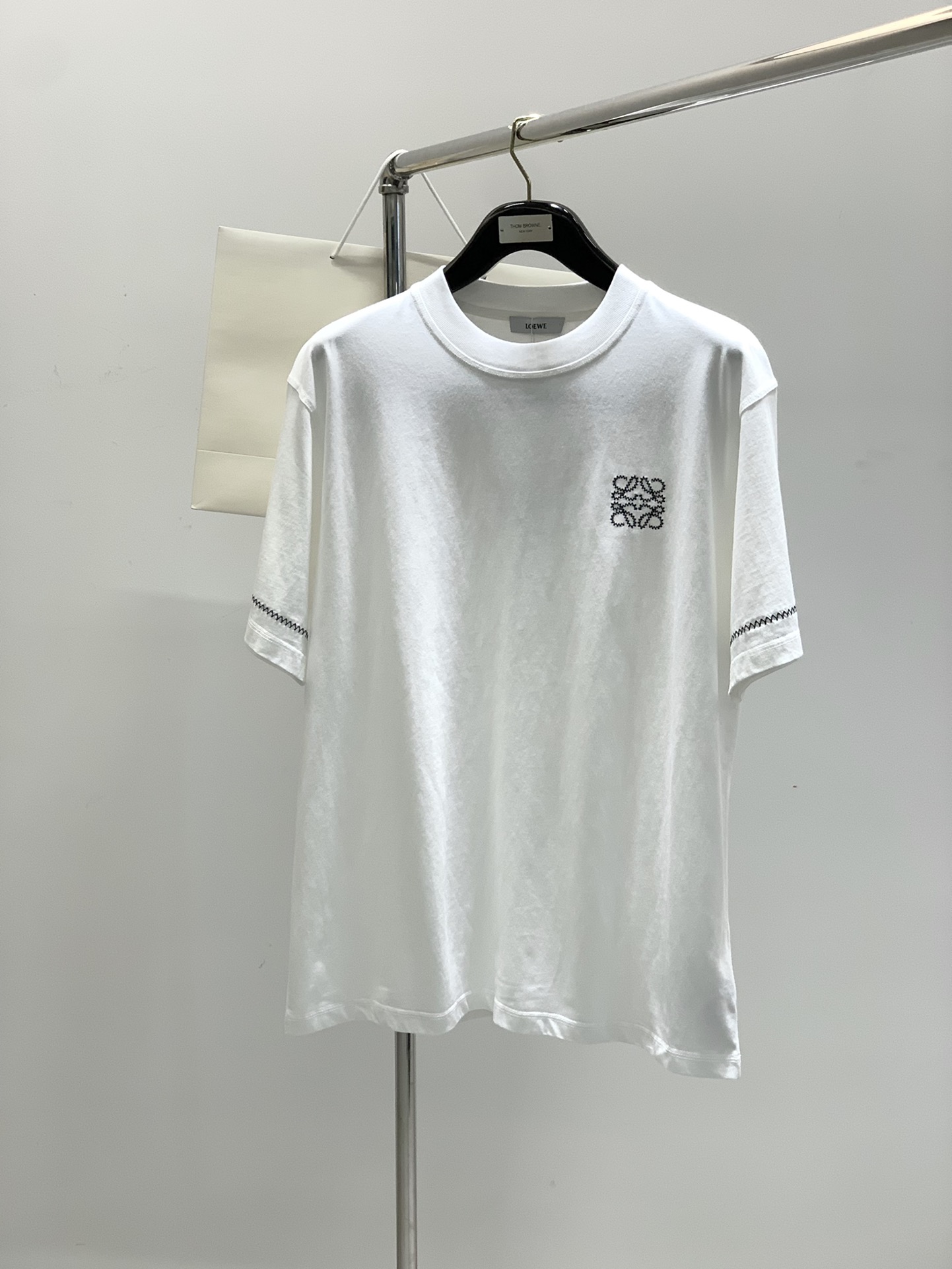 NO:160531,,Loewe, the latest model for summer 2025, available at the counter at the same time, original single product, fashionable and casual round neck short-sleeved T-shirt, very distinctive on the upper body!  Eye-catching and highlighted, imported original fabric, top-grade embroidery craft letter pattern decorative logo, simple but not lacking in fashion, classic and atmospheric, comfortable and breathable, handsome and stylish on the upper body, 2 colors recommended, code number S-2XL,,loewe,loewe,T-shirt,tees,t-shirt,alexander wang19860909,Loewe 罗意威,2025夏季最新款,专柜同步有售,原单狠货,时尚休闲圆领短袖T恤,上身很有特点！吸睛而有亮点,进口原版面料,顶级刺绣工艺字母图案装饰Logo,简单而不失时尚,经典大气,舒适透气,上身帅气有型,2色推荐,码数S-2XL,,loewe,loewe,T-shirt,tees，t-shirt,alexander wang,Men's clothing