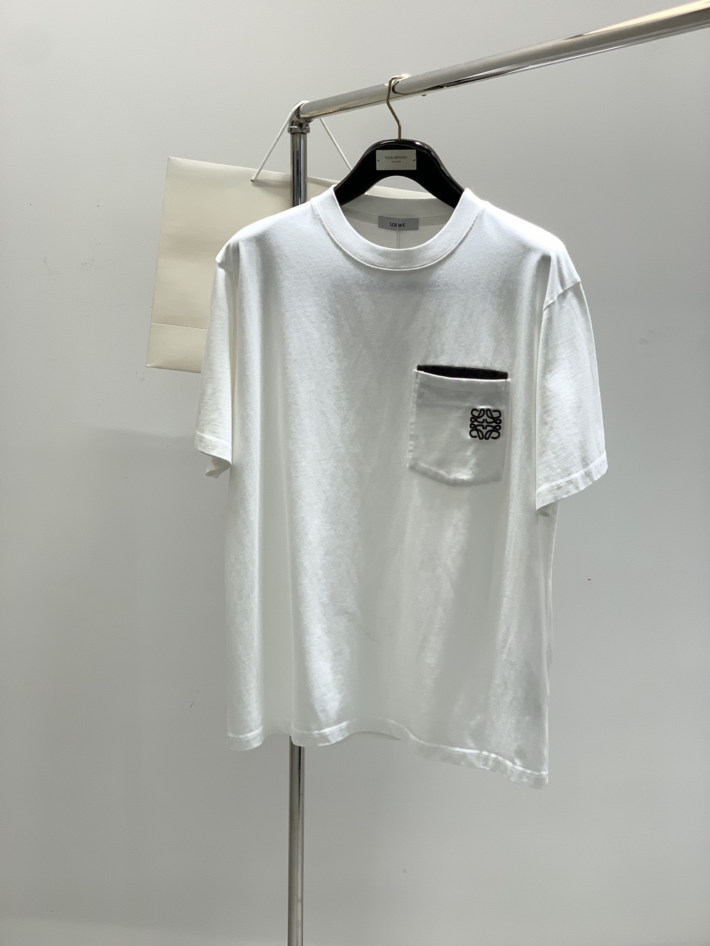 NO:160532,,Loewe, the latest model for summer 2025, available at the counter at the same time, original single product, fashionable and casual round neck short-sleeved T-shirt, very distinctive on the upper body!  Eye-catching and highlighted, imported original fabric, top-grade embroidery craft letter pattern decorative logo, simple but not lacking in fashion, classic and atmospheric, comfortable and breathable, handsome and stylish on the upper body, 2 colors recommended, code number S-2Xl,,loewe,loewe,T-shirt,tees,t-shirt,alexander wang19860909,Loewe 罗意威,2025夏季最新款,专柜同步有售,原单狠货,时尚休闲圆领短袖T恤,上身很有特点！吸睛而有亮点,进口原版面料,顶级刺绣工艺字母图案装饰Logo,简单而不失时尚,经典大气,舒适透气,上身帅气有型,2色推荐,码数S-2Xl,,loewe,loewe,T-shirt,tees，t-shirt,alexander wang,Men's clothing