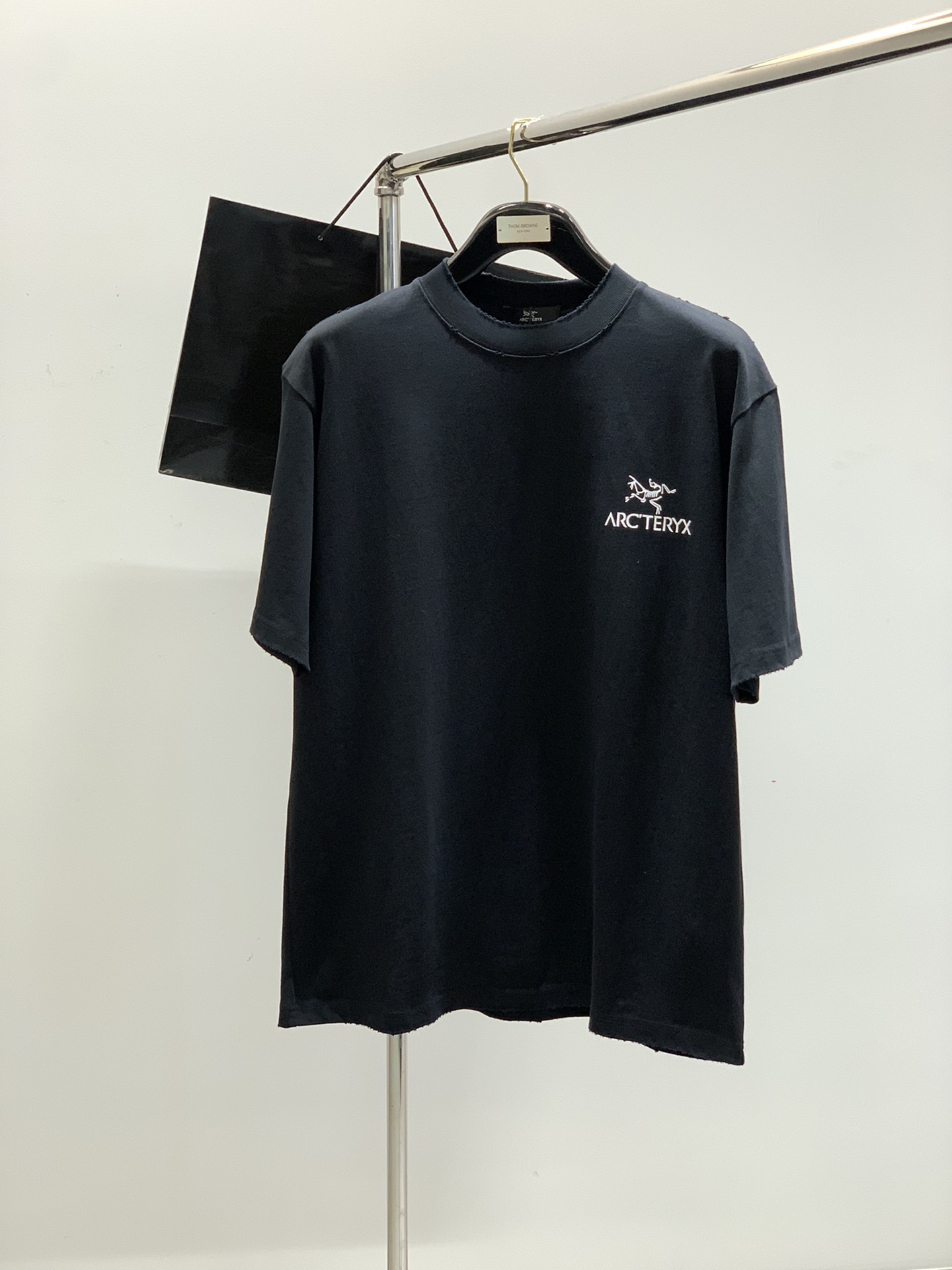 NO:160524,,ARCTERYX Archaeopteryx, 2025 summer AW new product, fashionable and casual round neck short-sleeved T-shirt, available at the counter, original singles, imported original fabrics, extremely complex craftsmanship, fairly elegant and fashionable visuals, noble and elegant, from main fabric to detailed craftsmanship, showing the ingenuity of fashion, 2 colors recommendation, code number S-2XL, arc'teryx, T-shirt,tees, t-shirt, alexander wang19860909,ARCTERYX 始祖鸟,2025夏季AW新品,时尚休闲圆领短袖T恤,专柜同步有售,原单狠货,进口原版面料,工艺极度复杂,视觉相当雅致时髦,高贵而优雅,从主体面料到细节工艺,彰显时装的匠心所在,2色推荐,码数S-2XL,arc'teryx,T-shirt,tees，t-shirt,alexander wang,Men's clothing