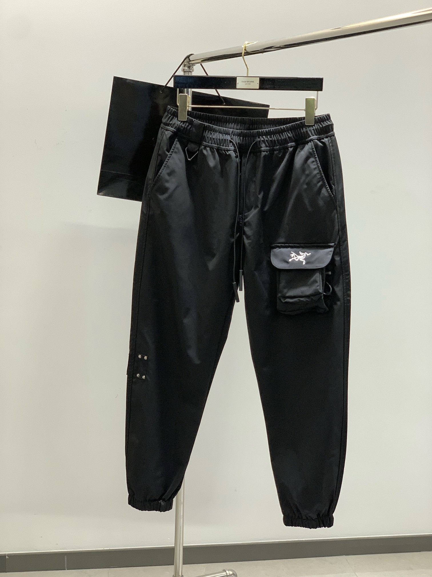 NO:147297,,ARCTERYX Archaeoptera bird, new spring products, fashionable and casual trousers, available at the same time for counters, original singles, imported original fabric, top-grade embroidery craft letter pattern logo, extremely high-end, calm and versatile, handsome and stylish, code number M-3XL, arc'teryx, alexander wang19860909,ARCTERYX 始祖鸟,春季新品,时尚休闲长裤,专柜同步有售,原单狠货,采用进口原版面料,顶级刺绣工艺字母图案logo,档次极高,从容百搭,上身帅气有型,码数M-3XL,arc'teryx,alexander wang,Men's clothing