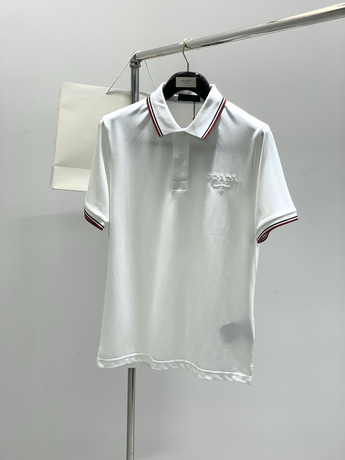 NO:160525,,PRADA Prada, the latest summer products in 2025, available at the counter at the same time, fashionable and casual lapel short-sleeved T-shirts, imported original fabrics, extremely complex workmanship, the only channel that can be used as a purchasing agent level, top-level embroidery craft letter pattern logo, extremely high grade, comfortable and versatile, handsome and stylish upper body, 2 colors recommendation, code number M-3XL,,prada,prada,T-shirt,tees,t-shirt,alexander wang19860909,PRADA 普拉达,2025夏季最新品,专柜同步有售,时尚休闲翻领短袖T恤,进口原版面料,做工极为复杂,唯一可以做代购级别的渠道狠货,顶级刺绣工艺字母图案logo,档次极高,舒适百搭,上身帅气有型,2色推荐,码数M-3XL,,prada,prada,T-shirt,tees，t-shirt,alexander wang,Men's clothing