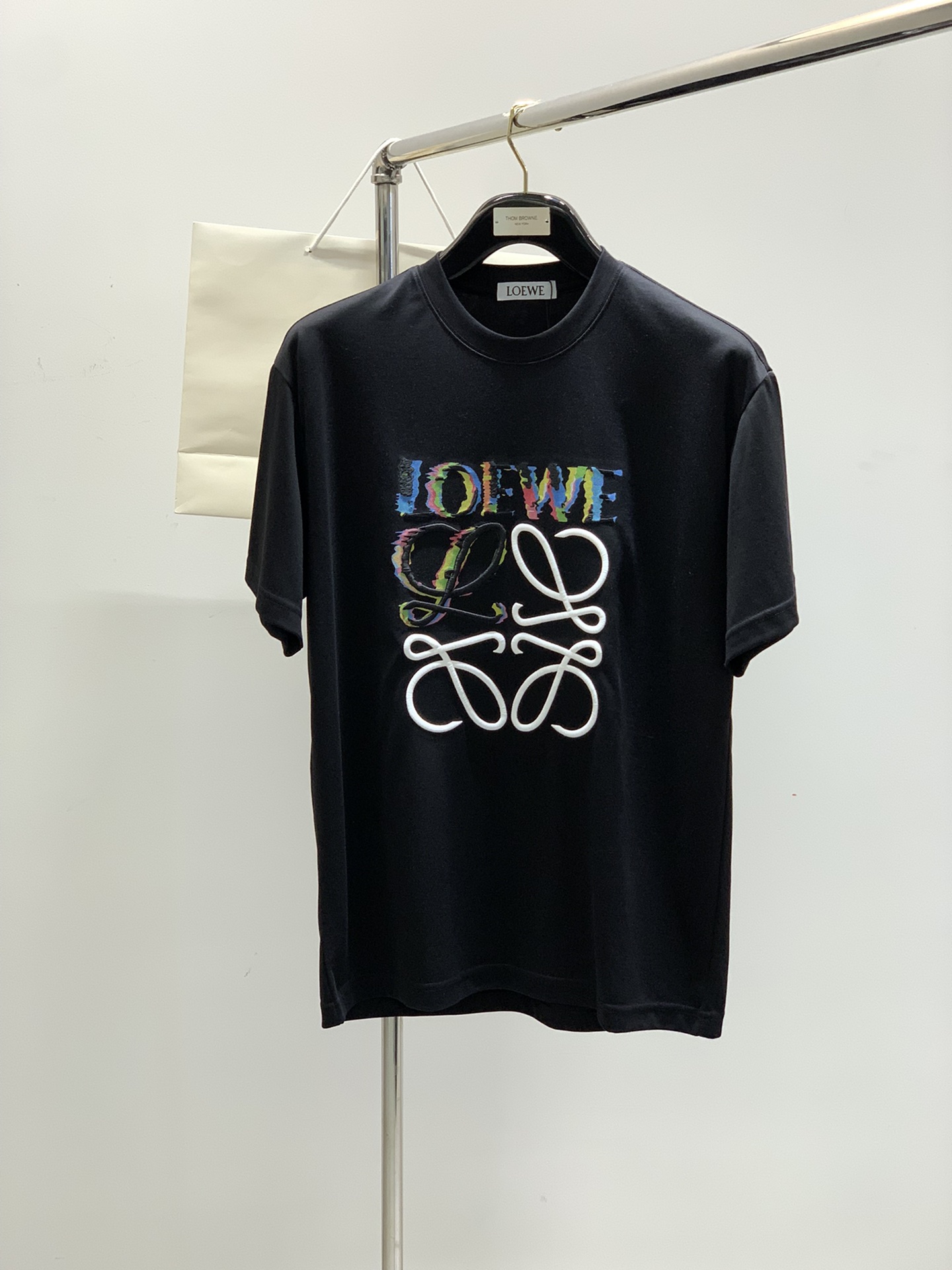 NO:160529,,Loewe, the latest model for summer 2025, available at the counter at the same time, original single product, fashionable and casual round neck short-sleeved T-shirt, very distinctive on the upper body!  Eye-catching and highlighted, imported original fabric, top-level printed embroidery craft letter pattern decorative logo, simple but not lacking in fashion, classic and atmospheric, comfortable and breathable, handsome and stylish on the upper body, 2 colors recommended, code number M-3Xl,,loewe,loewe,T-shirt,tees,t-shirt,alexander wang19860909,Loewe 罗意威,2025夏季最新款,专柜同步有售,原单狠货,时尚休闲圆领短袖T恤,上身很有特点！吸睛而有亮点,进口原版面料,顶级印花刺绣工艺字母图案装饰Logo,简单而不失时尚,经典大气,舒适透气,上身帅气有型,2色推荐,码数M-3Xl,,loewe,loewe,T-shirt,tees，t-shirt,alexander wang,Men's clothing