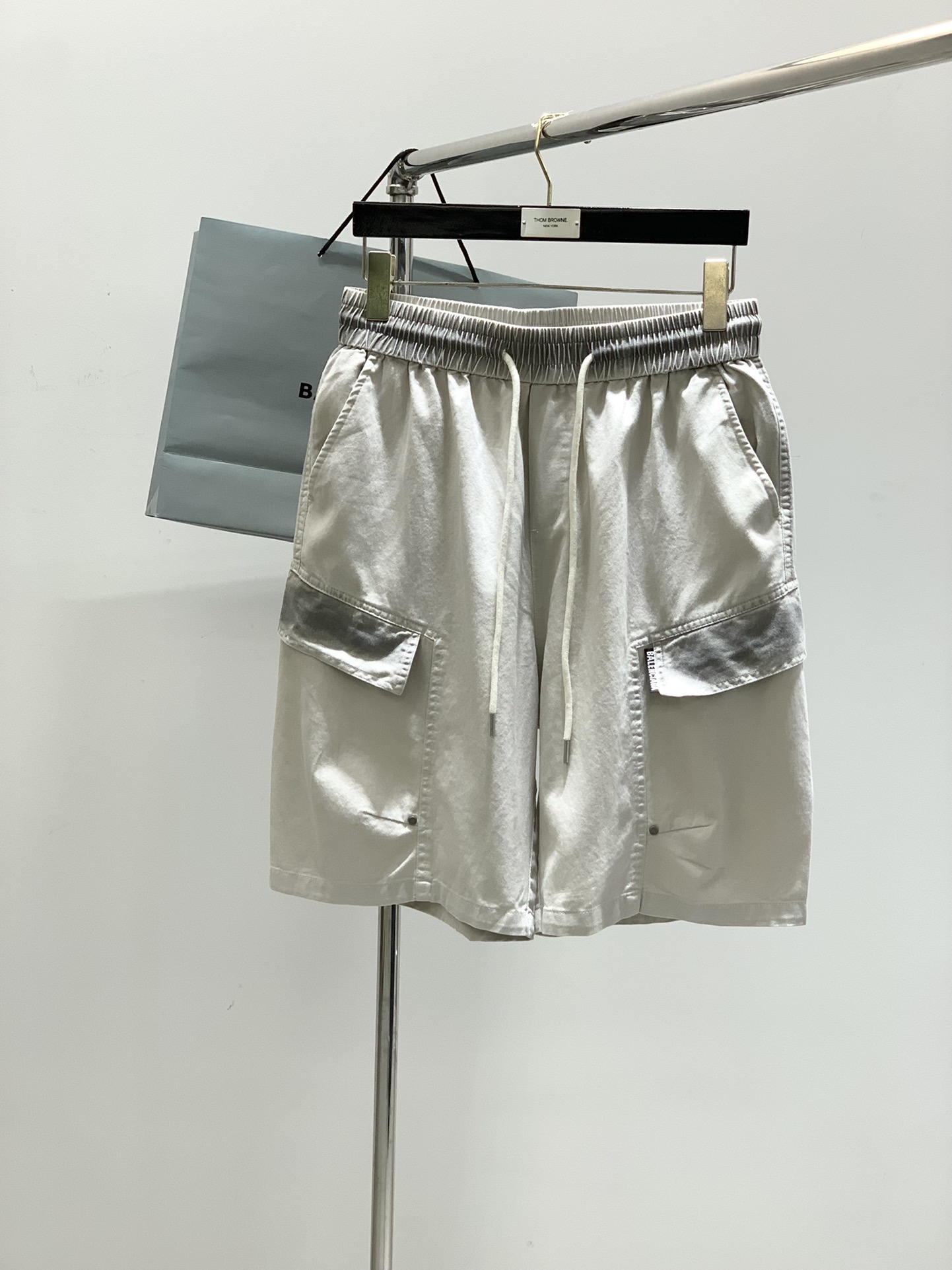 NO:147340,,Balenciaga Balenciaga, the latest summer products in 2025, the counter is available at the same time, original singles, fashionable and casual shorts, imported original washing elastic fabric, comfortable and elastic, top-grade embroidery craft letter pattern logo, original hardware and auxiliary decoration, super positive style, comfortable and breathable, counter quality, handsome and stylish upper body, complete three standards, 2 colors recommended, code number M-3XL,,balenciaga,balenciaga, shorts,alexander wang19860909,Balenciaga 巴黎世家,2025夏季最新品,专柜同步有售,原单狠货,时尚休闲短裤,进口原版水洗弹力面料,舒适有弹性,顶级刺绣工艺字母图案Logo,原版五金辅料装饰,版型超正,舒适透气,专柜品质,上身帅气有型,三标齐全,2色推荐,码数M-3XL,,balenciaga,balenciaga,shorts,alexander wang,Men's clothing