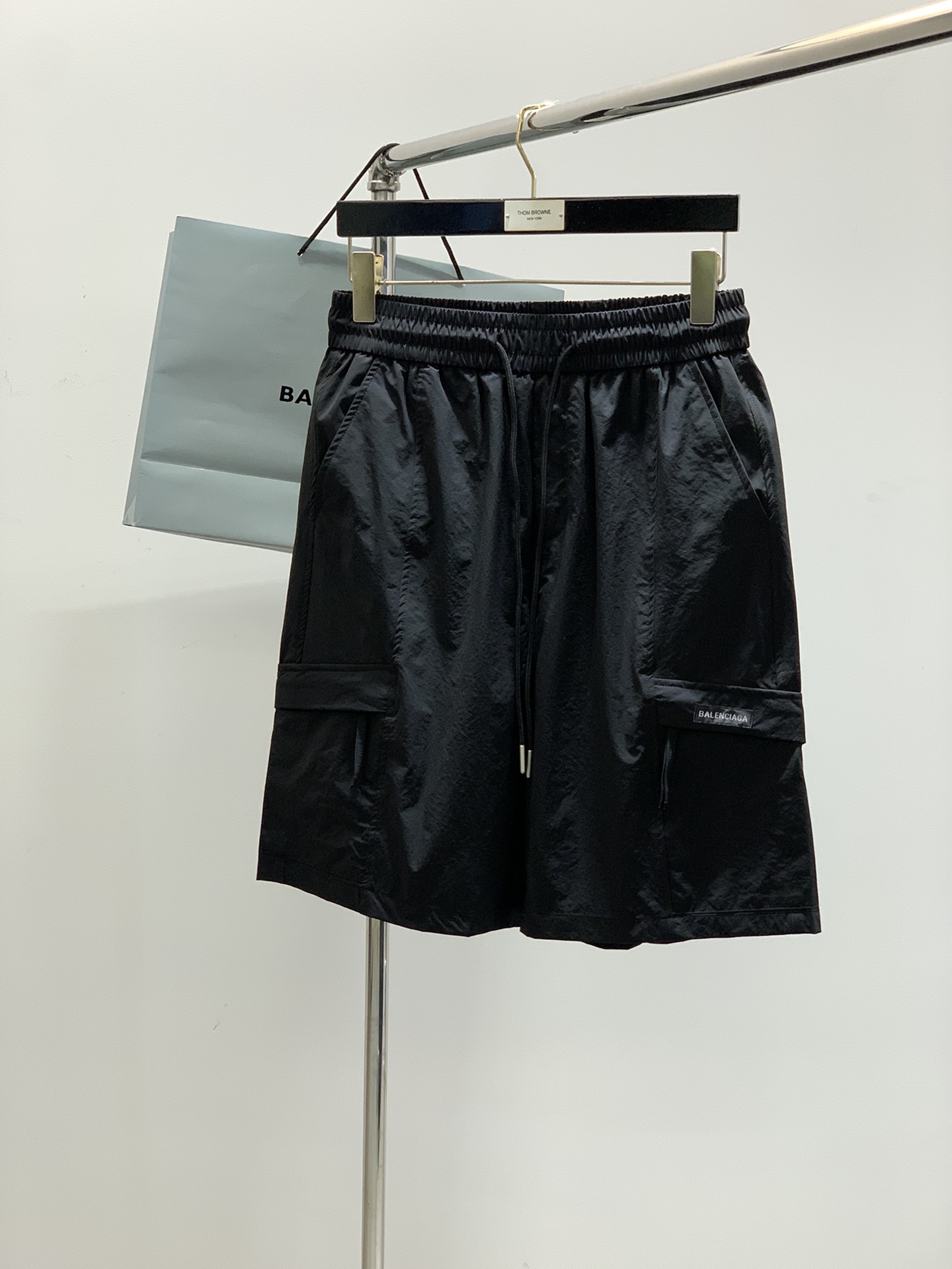 NO:160528,,Balenciaga Balenciaga, the latest summer products in 2025, the counter is available at the same time, original singles, fashionable and casual shorts, imported original washing elastic fabric, comfortable and elastic, top-grade embroidery craft letter pattern logo, original hardware and auxiliary decoration, super positive style, comfortable and breathable, counter quality, handsome and stylish upper body, complete three standards, 3 colors recommendation, code number M-3XL,,balenciaga,balenciaga, shorts,alexander wang19860909,Balenciaga 巴黎世家,2025夏季最新品,专柜同步有售,原单狠货,时尚休闲短裤,进口原版水洗弹力面料,舒适有弹性,顶级刺绣工艺字母图案Logo,原版五金辅料装饰,版型超正,舒适透气,专柜品质,上身帅气有型,三标齐全,3色推荐,码数M-3XL,,balenciaga,balenciaga,shorts,alexander wang,Men's clothing