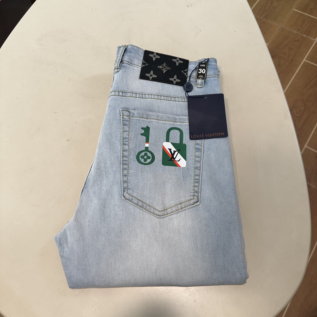 NO:145607,LV Louis Vuitton exclusively offers new jeans, high-end version!  Customized fabrics for counters are breathable and comfortable, with impeccable details, and the brand element design concept reflects high quality. The feel is delicate and soft!  It is casually cut, with a great upper body style!  29-38, louis vuitton,louis vuitton,jeans,alexander wang19860909LV 路易威登独家专供新款 牛仔裤,高端版本！专柜定制面料 透气舒适度高,细节无可挑剔,品牌元素设计理念,体现高品质.手感细腻柔软！呈现休闲裁剪,上身版型超赞！ 码数29-38,,louis vuitton,louis vuitton,jeans,alexander wang,Men's clothing