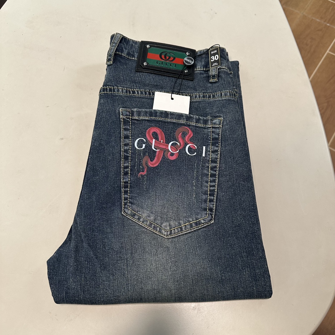 NO:151108,GU Gucci exclusively offers new jeans, high-end version!  Customized fabrics for counters are breathable and comfortable, with impeccable details, and the brand element design concept reflects high quality. The feel is delicate and soft!  It is casually cut, with a great upper body style!  Count 29-38, gucci, jeans, alexander wang19860909GU 古驰独家专供新款 牛仔裤,高端版本！专柜定制面料 透气舒适度高,细节无可挑剔,品牌元素设计理念,体现高品质.手感细腻柔软！呈现休闲裁剪,上身版型超赞！ 码数29-38,,gucci,jeans,alexander wang,Men's clothing