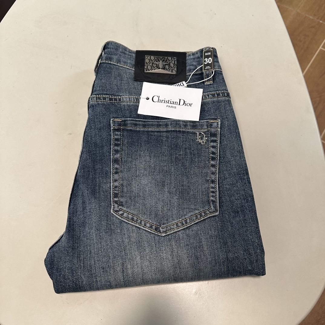 NO:145723,DIOR exclusively available for new jeans, high-end version!  Customized fabrics for counters are breathable and comfortable, with impeccable details, and the brand element design concept reflects high quality. The feel is delicate and soft!  It is casually cut, with a great upper body style!  29-38, Dior, Dior, Jeans, Alexander wang19860909DIOR 迪奥 独家专供新款 牛仔裤,高端版本！专柜定制面料 透气舒适度高,细节无可挑剔,品牌元素设计理念,体现高品质.手感细腻柔软！呈现休闲裁剪,上身版型超赞！ 码数29-38,,dior,dior,jeans,alexander wang,Men's clothing
