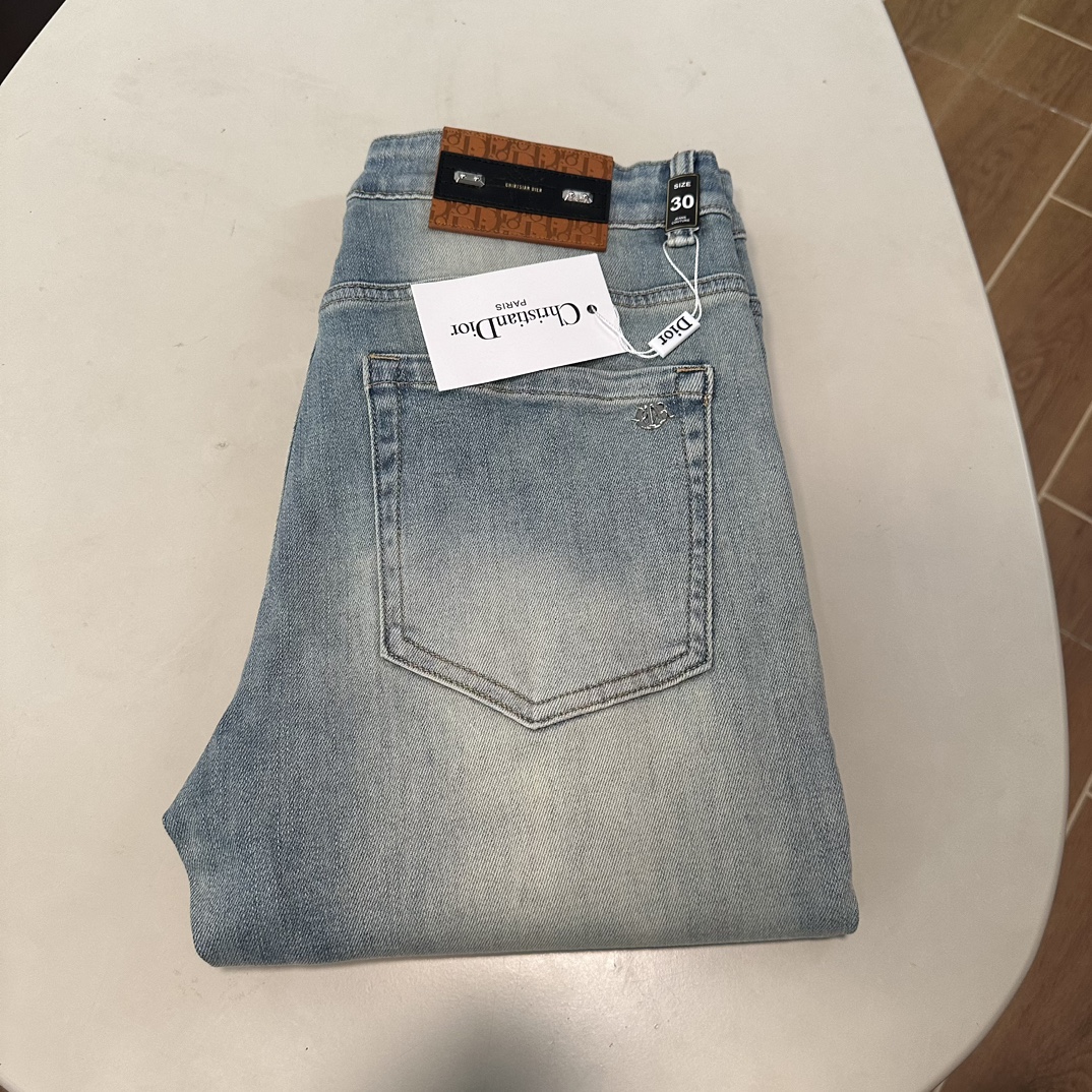 NO:151098,DIOR exclusively available for new jeans, high-end version!  Customized fabrics for counters are breathable and comfortable, with impeccable details, and the brand element design concept reflects high quality. The feel is delicate and soft!  It is casually cut, with a great upper body style!  29-38, Dior, Dior, Jeans, Alexander wang19860909DIOR 迪奥 独家专供新款 牛仔裤,高端版本！专柜定制面料 透气舒适度高,细节无可挑剔,品牌元素设计理念,体现高品质.手感细腻柔软！呈现休闲裁剪,上身版型超赞！ 码数29-38,,dior,dior,jeans,alexander wang,Men's clothing
