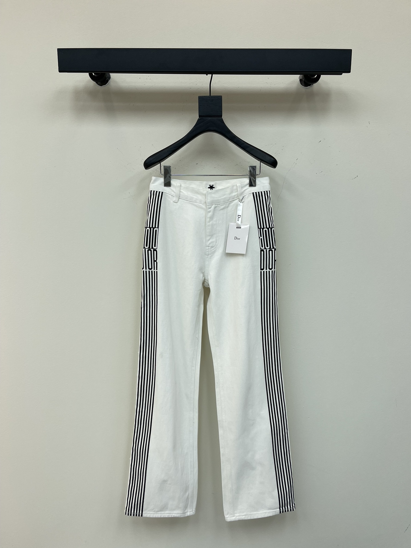 NO:328332,Dior sports style details show the designer's unique perspective. The exquisite cutting and high-tech fabrics make each piece comfortable and fashionable. The two-color splicing and functional zippers made by laser flowering crafts combine the concepts of sports and luxury. It is matched with streamlined sports to show vitality and dynamics. The brand logo and pattern add a modern and youthful atmosphere. Each detail reflects a new interpretation of sports aesthetics. Size sml, dior, alexander wang19860909Dior 运动风格的细节展现了设计师的独特视角.精致的裁剪和高科技面料使得每件既舒适又具有时尚感.激光烧花工艺制作的双色拼接和功能性拉链等元素,融合了运动与奢华的理念. 搭配了流线型的运动,展现出活力与动感.品牌标志和图案,增添了现代感和年轻气息.每个细节都体现了对运动美学的全新诠释. 尺码sml,,dior,alexander wang,Women's clothing