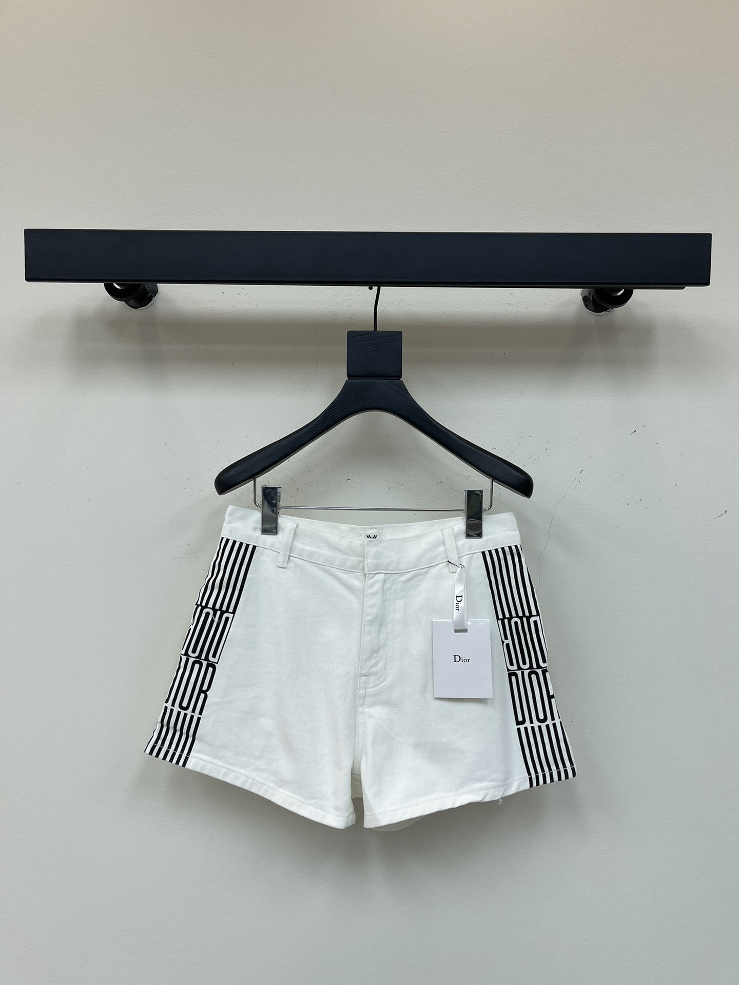 NO:328334,The sporty details of Dior shorts show the designer's unique perspective. The exquisite cutting and high-tech fabrics make each piece comfortable and fashionable. The two-color splicing and functional zippers made by laser flowering crafts combine the concepts of sports and luxury. It is matched with streamlined sports to show vitality and dynamics. The brand logo and pattern add a modern and youthful atmosphere. Each detail reflects a new interpretation of sports aesthetics. Size sml, dior, shorts, alexander wang19860909Dior 短裤运动风格的细节展现了设计师的独特视角.精致的裁剪和高科技面料使得每件既舒适又具有时尚感.激光烧花工艺制作的双色拼接和功能性拉链等元素,融合了运动与奢华的理念. 搭配了流线型的运动,展现出活力与动感.品牌标志和图案,增添了现代感和年轻气息.每个细节都体现了对运动美学的全新诠释. 尺码sml,,dior,shorts,alexander wang,Women's clothing