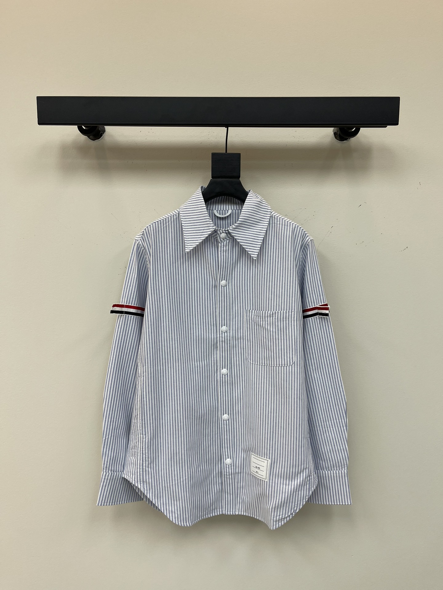 NO:328341,Highly recommended th*b* 25 spring and summer new intellectual style long-sleeved shirt, classic three-color strip bar elements splicing arm sleeves, arc edge tailoring classic style design is versatile and not picky, can be sweet or salty, college style to reduce the temperament of a girl. The workmanship quality depends on the details, spot s-l code!  SML, Shirts,alexander wang19860909强烈推荐 th*b* 25春夏新品知识分子风长袖衬衫,经典三色条杠元素拼接臂袖,弧边剪裁经典版型设计百搭不挑人,可甜可盐学院风减龄少女气质.做工品质看细节,现货s-l码！SML,,shirts,alexander wang,Women's clothing