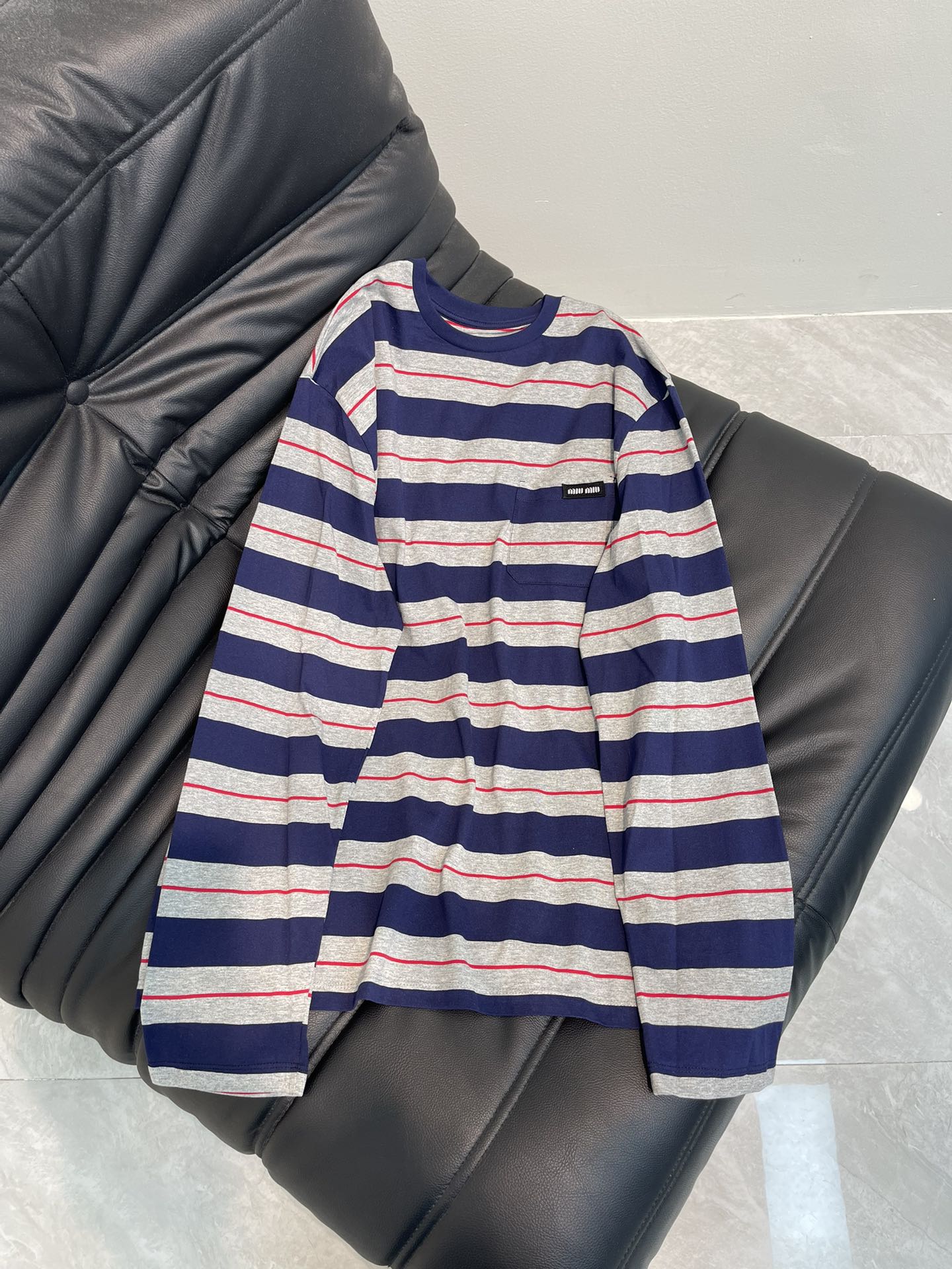 NO:328338,mi*｜25 early spring long-sleeved cotton top striped design is high-end and fashionable!  Exquisite brand letter patch embroidery, adding fashionable style, harmonious matching of Meidela color scheme, overlapping style interprets the four-season shape, versatile king style, workmanship quality depends on details Higher version Stripe s m l,,alexander wang19860909mi*｜25早春长袖棉质上衣 条纹设计高级又时髦！精致品牌字母贴布刺绣,增添时尚格调,美德拉色系搭配和谐,叠搭风演绎四季造型,百搭王炸款 做工品质看细节 高版本 条纹 s m l,,alexander wang,Women's clothing