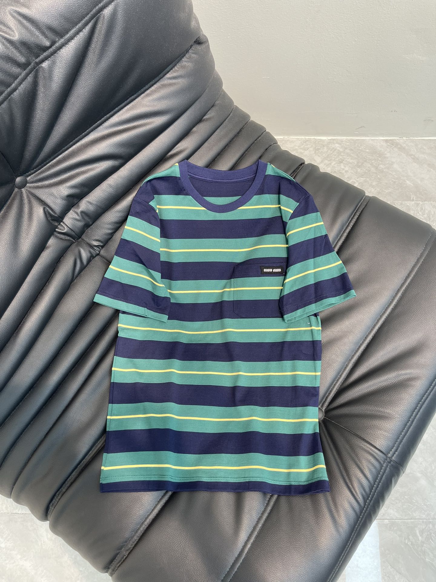 NO:328335,Miu 25 Spring and Summer Color matching is super good-looking striped T-shirt. It is really a T-shirt that everyone looks good on the upper body. This striped looks very good. The key is that it looks very slim. The chest pocket is full-fitting. Details are online. One color and three codes, miumiu,tees, t-shirt, alexander wang19860909Miu 25春夏 配色超好看条纹t恤 真的是所有人上身都好看的t恤了 这个条纹颜值很高 重点是超显瘦啊 胸前口袋是全对格做法 细节感在线 一色三码,,miumiu,tees，t-shirt,alexander wang,Women's clothing