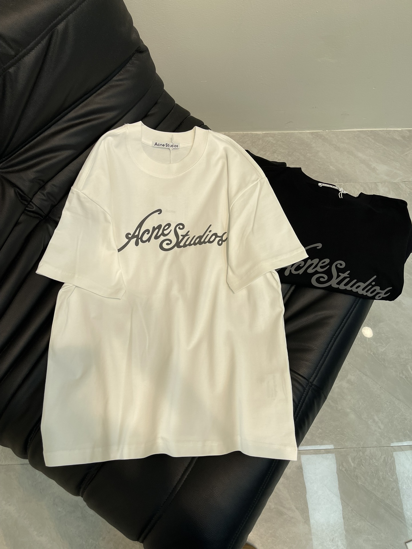 NO:328344,acne studios-Spring and summer short-sleeved 25ss series, a new design with age-reducing style, and the printing process has made a more different design from the past. The European and American oversized style is neither fashionable nor picky, and the outfit is particularly handsome. The fabric is Solona's skin-friendly, sweat-absorbing and breathable, and comfortable and unrestrained!  Craft letter foam printed logo, same style for men and women!  S-XL, acne studios,dior,versace,T-shirt,alexander wang19860909acne studios-春夏季短袖25ss系列,减龄洋气全新设计感,印花工艺都做了和以往更加不一样的设计,欧美oversized版型既不失时尚又不挑人无性别穿搭特别帅 ,面料采用索罗娜亲肤性好,吸汗透气,穿着舒适无束缚感！工艺字母发泡印花logo,男女同款！S-XL,,acne studios,dior,versace,T-shirt,alexander wang,Women's clothing