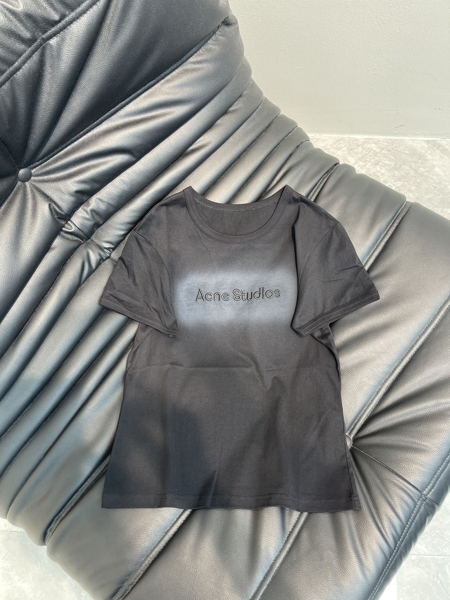 NO:328350,Acne Studios new black t is coming!  Classic pure black color matching, versatile and slim. Simple brand letter design, low-key showing unique taste. The fabric is soft and skin-friendly, and the feeling of wearing is unrestrained. Whether it is daily going out or casual parties, you can easily become the focus. SML, acne studios, dior, alexander wang19860909acne studios新款黑t来袭！经典纯黑配色,百搭又显瘦.简约的品牌字母设计,低调中彰显独特品味.面料柔软亲肤,穿着无束缚感.无论是日常出街还是休闲聚会,都能让你轻松成为焦点 .SML,,acne studios,dior,alexander wang,Women's clothing