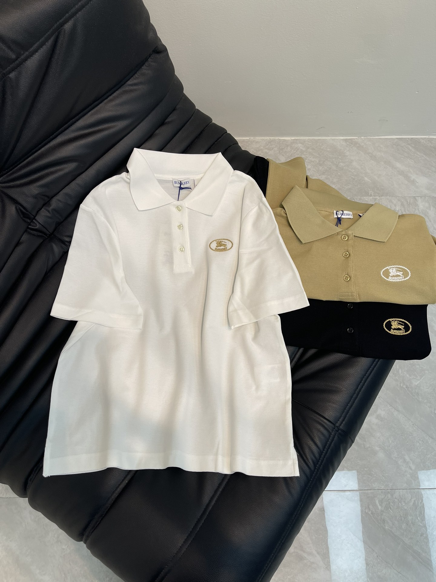 NO:328353,Burberr New Knitted Bead Floor Cotton Coat Shirt Two-color Bead Floor Cotton fabric made with contrasting brand logo embroidery logo Contrast collar and cuffs Lapel collar Button closure Recommended to buy white Coffee Black sml, Burberry, Alexander wang19860909Burberr 新品针织珠地棉衫 双色珠地棉面料制作 饰有撞色品牌标识刺绣徽标 撞色领边和袖口 翻领领口 纽扣开合 推荐入手白色 咖色 黑色 sml,,burberry,alexander wang,Women's clothing