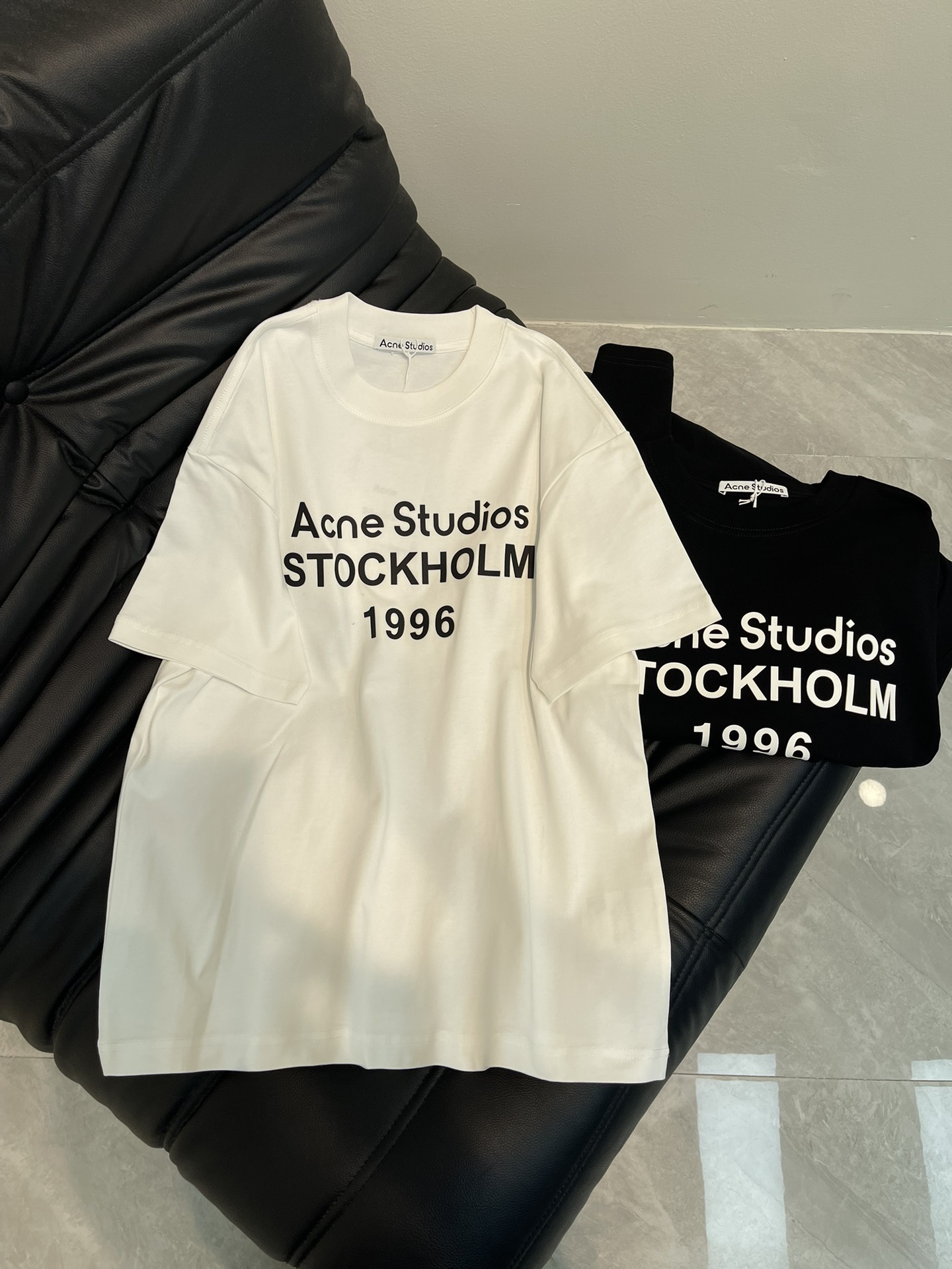 NO:328356,acne studios-early spring short-sleeved 25ss series, classic style 1996 loose shoulder round neck T-shirt, new silver silk-print logo letters, highly recommended!  Very versatile. Whoever really wins the same style as men and women!  The fabric is made of Solona, ​​comfortable and breathable, soft and delicate touch, craft letter printing, a variety of color choices, loose and not picky. Color black and white. Number of smlxl,,acne studios,dior,T-shirt,tees,t-shirt,alexander wang19860909acne studios-早春短袖25ss系列,经典款式1996宽松落肩圆领t恤,新品银丝印花logo字母,强烈推荐！非常百搭.真的谁拿谁爆男女同款！面料采用索罗娜亲肤性好,穿着舒适透气触感柔软细腻,工艺字母印花,多种颜色选择,版型宽松不挑人 颜色黑色白色 码数smlxl,,acne studios,dior,T-shirt,tees，t-shirt,alexander wang,Women's clothing