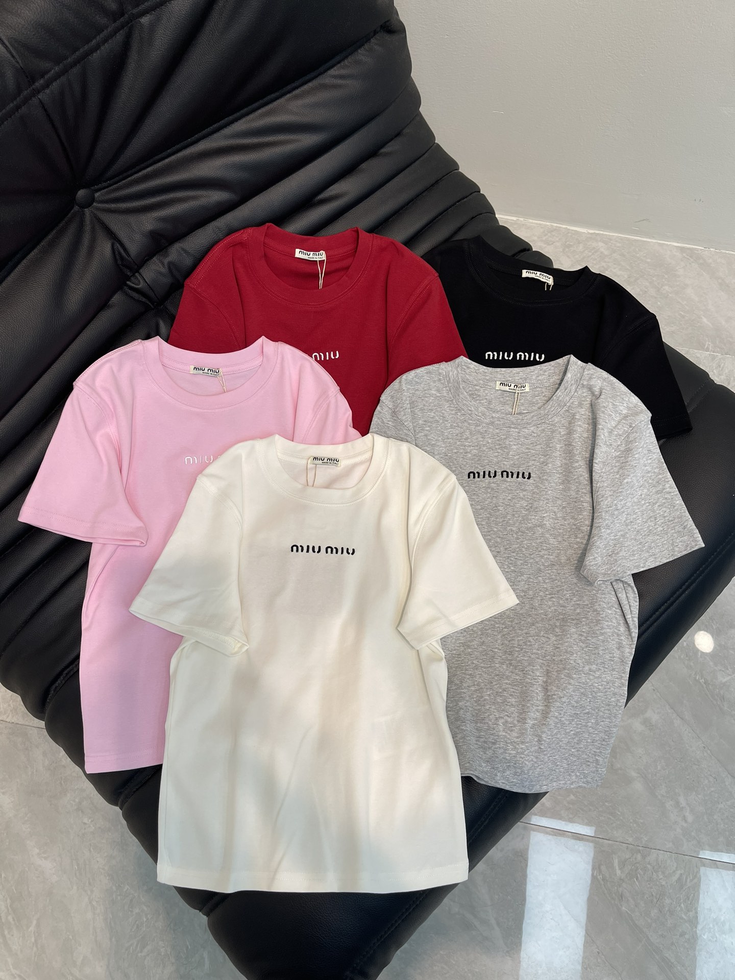 NO:328336,Miumi *25 spring and summer new elastic small-version embroidered alphabet T-shirt. Imported pure cotton fabric, classic small-version is versatile and not picky, and the upper body is very beautiful!  SML, miumiu,tees,t-shirt,alexander wang19860909Miumi *25春夏新款弹力小版刺绣字母T恤.进口纯棉面料,经典小版型百搭不挑人,上身非常漂亮！SML,,miumiu,tees，t-shirt,alexander wang,Women's clothing