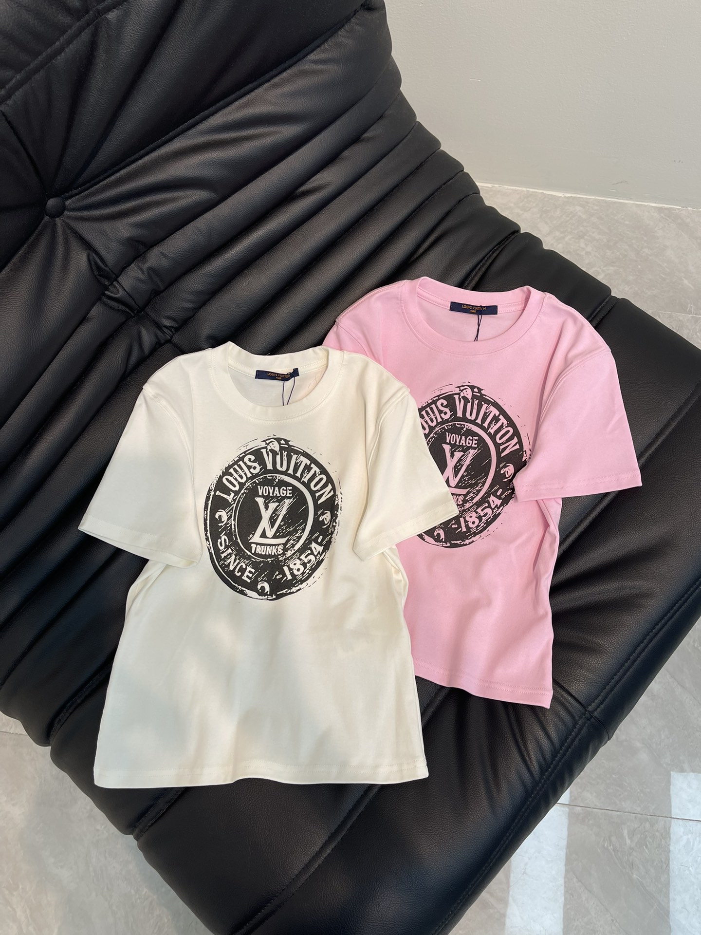 NO:328339,LV*25 spring and summer new elastic digital direct injection short T-shirt. Imported pure cotton fabric, classic small style, versatile and not picky, and the upper body is very beautiful!  SML, louis vuitton,tees,t-shirt,alexander wang19860909LV*25春夏新款弹力数码直喷短款T恤.进口纯棉面料,经典小版型百搭不挑人,上身非常漂亮！SML,,louis vuitton,tees，t-shirt,alexander wang,Women's clothing