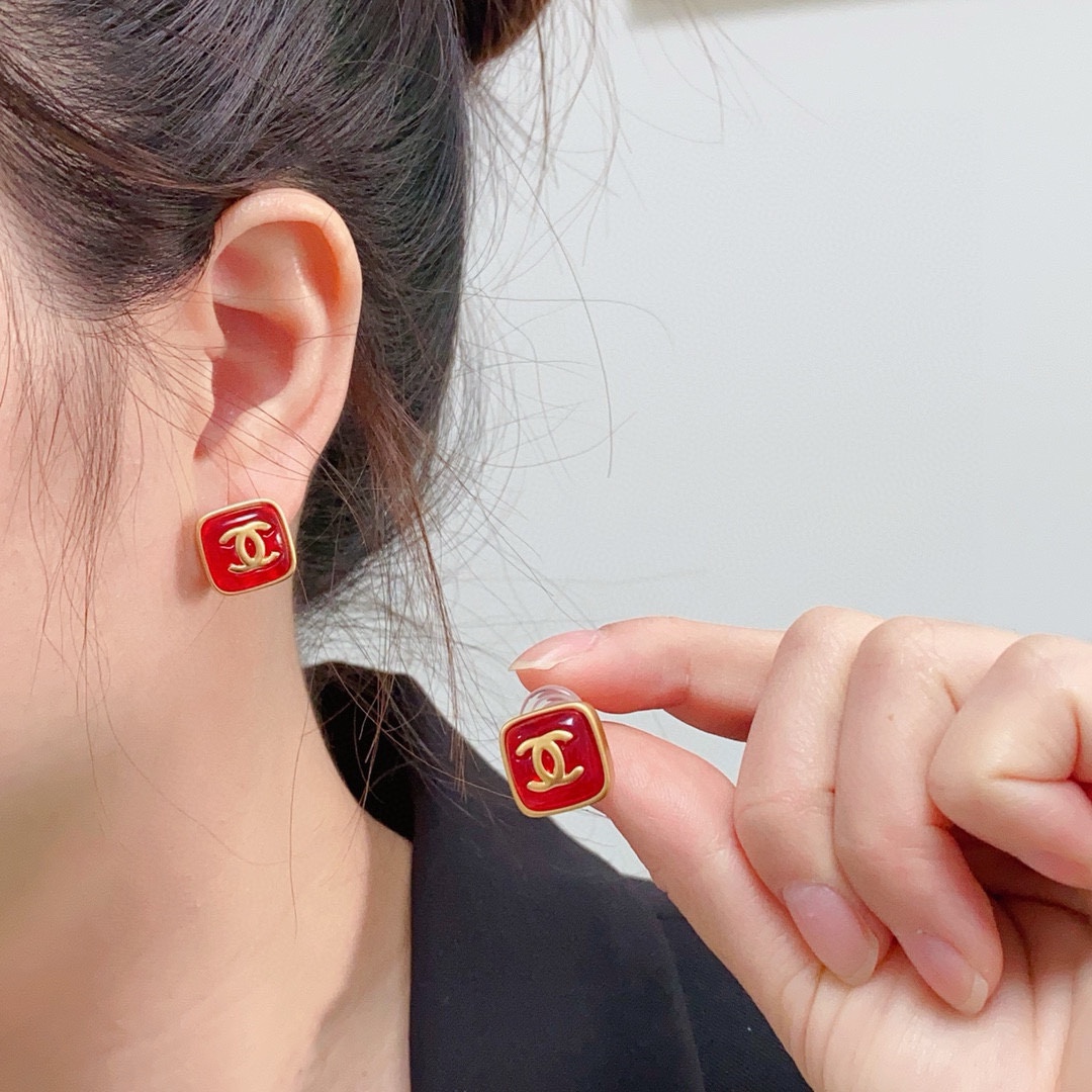 NO:111881,New high-end Chanel Xiaoxiang Double C Simple New Year Red Retro Square Earrings This earring is really super beautiful, simple to look at, but the wearing effect is good, even a small earlobe like me is very okzp upper ears are super elegant and suitable for all occasions, jewelry quality, chanel, earrings19860909新款上市高端Chanel 小香双C简约新年红复古正方形耳钉这款耳环真的超级美看着设计简单但是佩戴效果好看到爆就连我这种小耳垂的也很okzp上耳超气质优雅适合各种场合,饰品精品,chanel,earrings,Jewelry