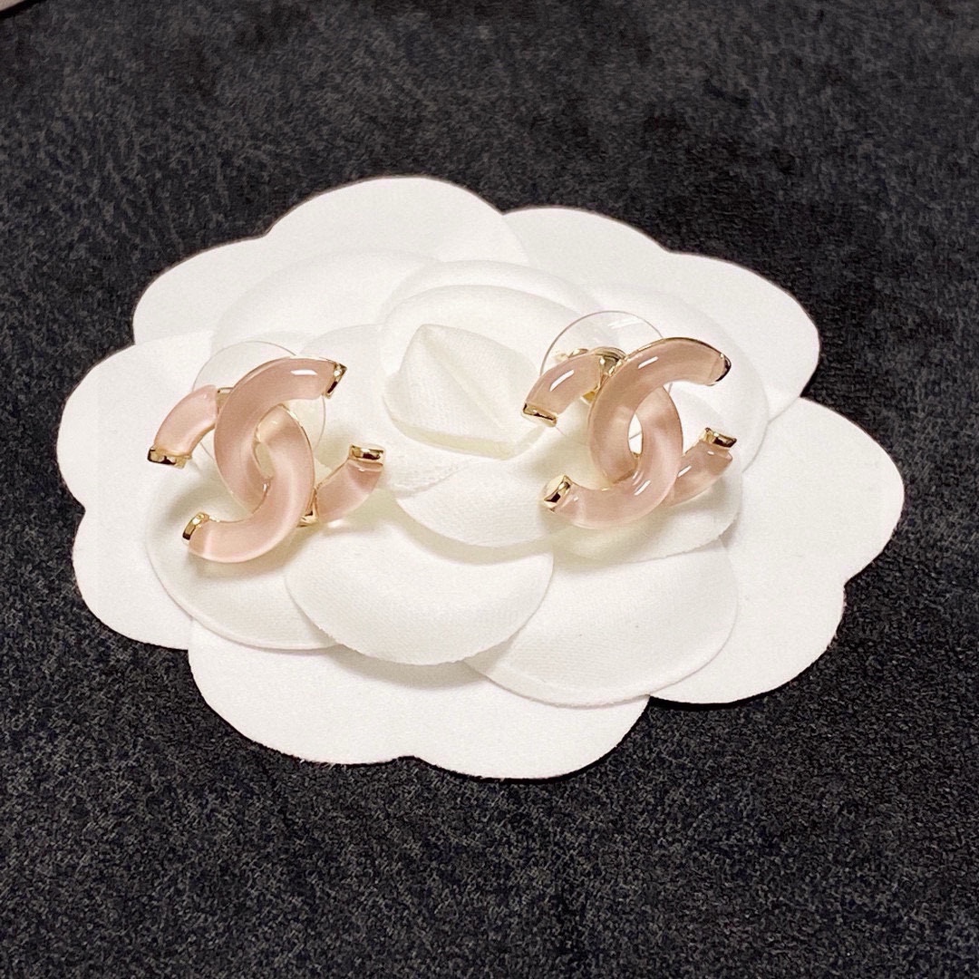 NO:111883,Chanel Chanel earrings light pink crystal clear Xiaoxiangjia styles really don’t need to introduce them much. Each one is super beautiful, exquisite and elegant, and very elegant. The jewelry is boutique, chanel, chanel, chanel, chanel19860909Chanel香奈儿耳钉浅粉色晶莹剔透小香家的款式真心无需多介绍每一款都超好看,精致大方,非常显气质,饰品精品,chanel,chanel,chanel,Jewelry