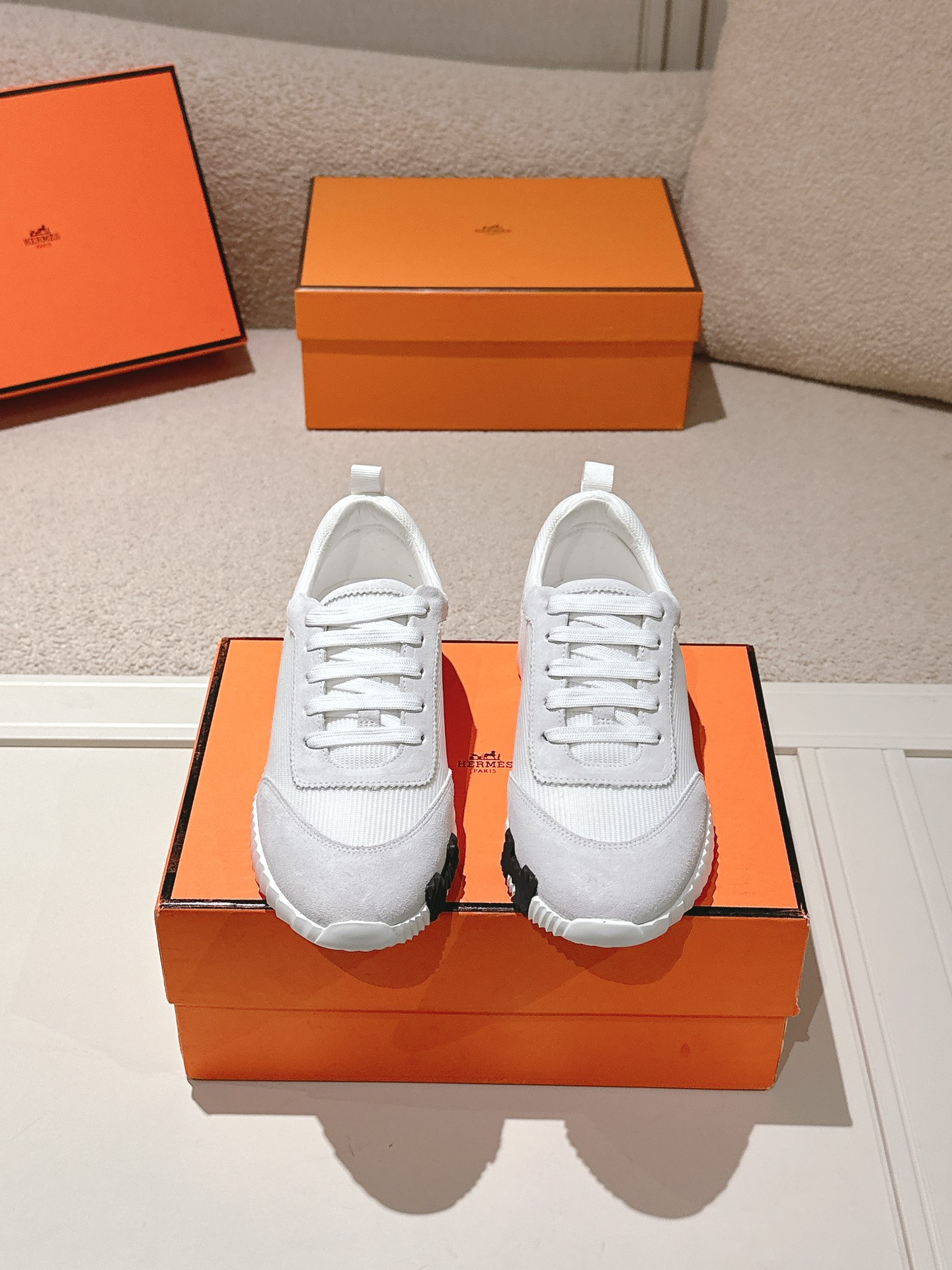 NO:406170,Hermes Top version # Hermes H-H-Home classic couple style casual sneakers Couple style casual sports dad shoes combine high-tech canvas and suede goatskin, and exaggerated 'H' letters on the rubber sole, italic design and bright colors show vitality, continuing the brand design inspiration. Walking through the city lightly, feeling unrestrained and comfortable. Delivery counter exquisite packaging. Original fabric material is made of special fabric and beef velvet. Inner breathable mesh fabric + water dyed beef lining. Large sole open mold TU + rubber foam material. Sole thickness 3CM. Size 35-45. Casual shoes/sports shoes. Hermes, hermes, sneakers, sheepskin, chamois leather.19860909Hermes 顶级版本# 爱马仕H家经典情侣款 休闲运动鞋 情侣款休闲之履运动老爹鞋结合高科技帆布与麂皮山羊皮,在橡胶鞋底上饰以夸张“H”字母,斜体设计和鲜艳色彩展现活力,延续品牌设计灵感.轻盈漫步都市,感受无拘舒适. 配送专柜精美包装 面料原版材质特殊布料和牛反绒 内里透气网布+水染牛里 大底开模TU+橡胶发泡材质 底厚3CM 码数35-45,休闲鞋/运动鞋,hermes,hermes,sneakers,sheepskin,chamois leather,Women's Shoes