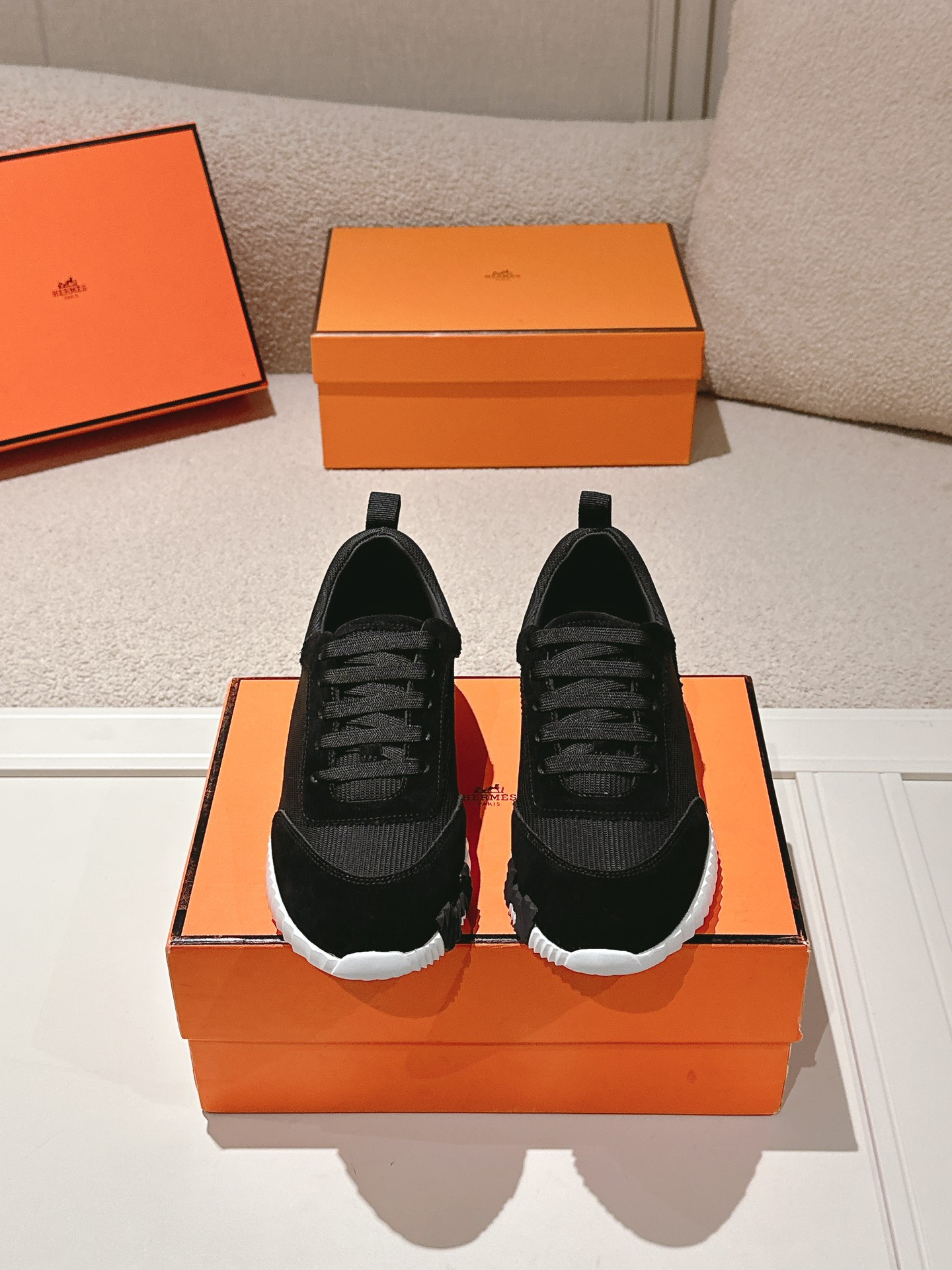 NO:406174,Hermes Top version # Hermes H-H-Home classic couple style casual sneakers Couple style casual sports dad shoes combine high-tech canvas and suede goatskin, and exaggerated 'H' letters on the rubber sole, italic design and bright colors show vitality, continuing the brand design inspiration. Walking through the city lightly, feeling unrestrained and comfortable. Delivery counter exquisite packaging. Original fabric material is made of special fabric and beef velvet. Inner breathable mesh fabric + water dyed beef lining. Large sole open mold TU + rubber foam material. Sole thickness 3CM. Size 35-45. Casual shoes/sports shoes. Hermes, hermes, sneakers, sheepskin, chamois leather.19860909Hermes 顶级版本# 爱马仕H家经典情侣款 休闲运动鞋 情侣款休闲之履运动老爹鞋结合高科技帆布与麂皮山羊皮,在橡胶鞋底上饰以夸张“H”字母,斜体设计和鲜艳色彩展现活力,延续品牌设计灵感.轻盈漫步都市,感受无拘舒适. 配送专柜精美包装 面料原版材质特殊布料和牛反绒 内里透气网布+水染牛里 大底开模TU+橡胶发泡材质 底厚3CM 码数35-45,休闲鞋/运动鞋,hermes,hermes,sneakers,sheepskin,chamois leather,Women's Shoes