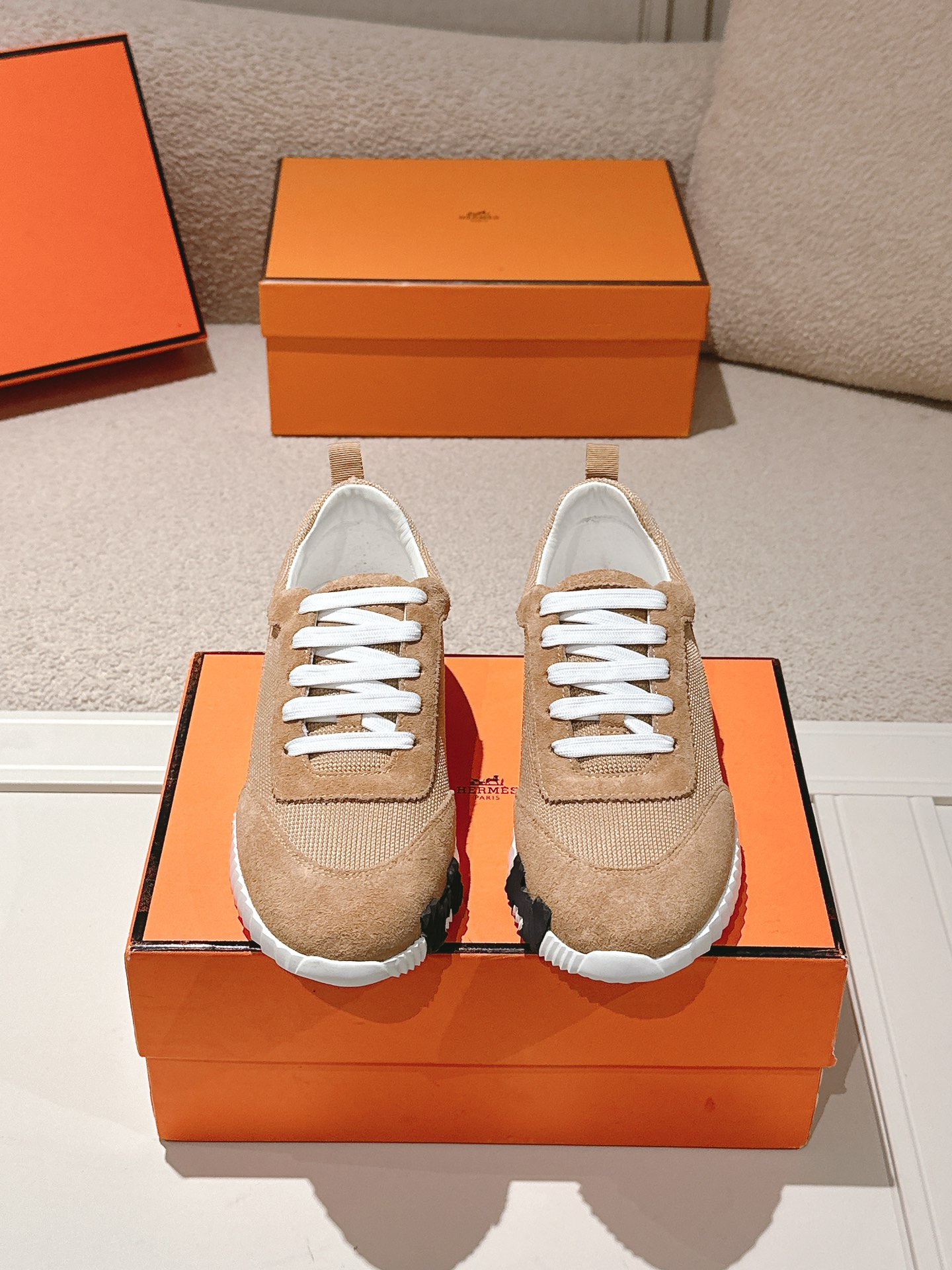 NO:406178,Hermes Top version # Hermes H-H-Home classic couple style casual sneakers Couple style casual sports dad shoes combine high-tech canvas and suede goatskin, and exaggerated 'H' letters on the rubber sole, italic design and bright colors show vitality, continuing the brand design inspiration. Walking through the city lightly, feeling unrestrained and comfortable. Delivery counter exquisite packaging. Original fabric material is made of special fabric and beef velvet. Inner breathable mesh fabric + water dyed beef lining. Large sole open mold TU + rubber foam material. Sole thickness 3CM. Size 35-45. Casual shoes/sports shoes. Hermes, hermes, sneakers, sheepskin, chamois leather.19860909Hermes 顶级版本# 爱马仕H家经典情侣款 休闲运动鞋 情侣款休闲之履运动老爹鞋结合高科技帆布与麂皮山羊皮,在橡胶鞋底上饰以夸张“H”字母,斜体设计和鲜艳色彩展现活力,延续品牌设计灵感.轻盈漫步都市,感受无拘舒适. 配送专柜精美包装 面料原版材质特殊布料和牛反绒 内里透气网布+水染牛里 大底开模TU+橡胶发泡材质 底厚3CM 码数35-45,休闲鞋/运动鞋,hermes,hermes,sneakers,sheepskin,chamois leather,Women's Shoes