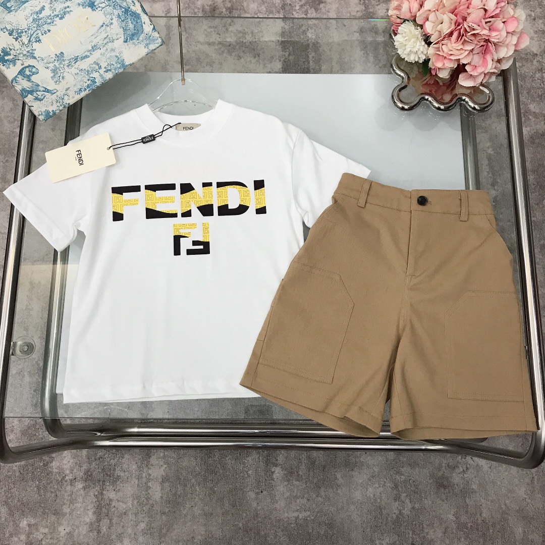 NO:211893,[Spot delivery] FEND* Set [Round neck T-shirt embroidered oblique cotton shorts] Pure cotton texture, soft and delicate, exquisite style~ The chest is matched with the iconic double FF offset printing design Diagonal woven pure cotton shorts with back pocket embroidered double FF, showing elegance and handsomeness, soft and comfortable, skin-friendly and not tied, excellent upper body effect, color white size size--120-130-140-150 [CM] Counter packaging 70, clothes, fendi, shorts, tees, t-shirt,19860909【现货发】   FEND* 套装【圆领T恤刺绣斜织棉短裤】纯棉质地 柔软细腻 精致款～胸前搭配标志性双FF胶印印花设计 斜织纯棉短裤搭配后口袋刺绣双FF 尽显优雅跟帅气 柔顺舒适 亲肤不扎 上身效果极好 颜色白色  size尺码--120-130-140-150【CM】 专柜包装70,衣服,fendi,shorts,tees，t-shirt,,Children's