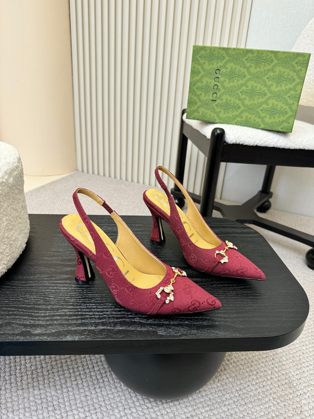 NO:401813,(Leather sole) Gucci new double G buckle pointed toe high single shoes, top quality, original open mold double G buckle. Fabric top layer imported cowhide/sheel skin lining, outsole rubber non-slip sole, heel height 8.5cm, color black/white/color, size 35-41 (34 and 42 custom-made, no return or exchange), sandals, gucci, sandals, cowhide, sheepskin19860909（皮底）  Gucci新款双G扣尖头高单鞋 顶级品质,原版开模双G扣. 面料头层进口牛皮/羊皮内里 大底橡胶防滑大底 跟高8.5cm 颜色黑色/米白/花色 码数35-41（34和42定制不退换）,凉鞋,gucci,sandals,cowhide,sheepskin,Women's Shoes