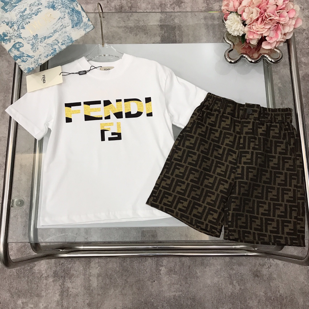 NO:211902,[Spot delivery] FEND* Set [Round neck T-shirt denim jacquard shorts] Pure cotton texture, soft and delicate, exquisite style~ the chest is matched with the iconic double FF offset printing design, presbyopia double FF letter denim shorts, elegant and handsome, soft and comfortable, skin-friendly and not tied, excellent upper body effect, color white size size--120-130-140-150 [CM] Counter packaging 70, clothes, fendi, shorts, tees, t-shirt,19860909【现货发】   FEND* 套装【圆领T恤牛仔提花短裤】纯棉质地 柔软细腻 精致款～胸前搭配标志性双FF胶印印花设计 老花双FF字母牛仔短裤 尽显优雅跟帅气 柔顺舒适 亲肤不扎 上身效果极好 颜色白色  size尺码--120-130-140-150【CM】 专柜包装70,衣服,fendi,shorts,tees，t-shirt,,Children's