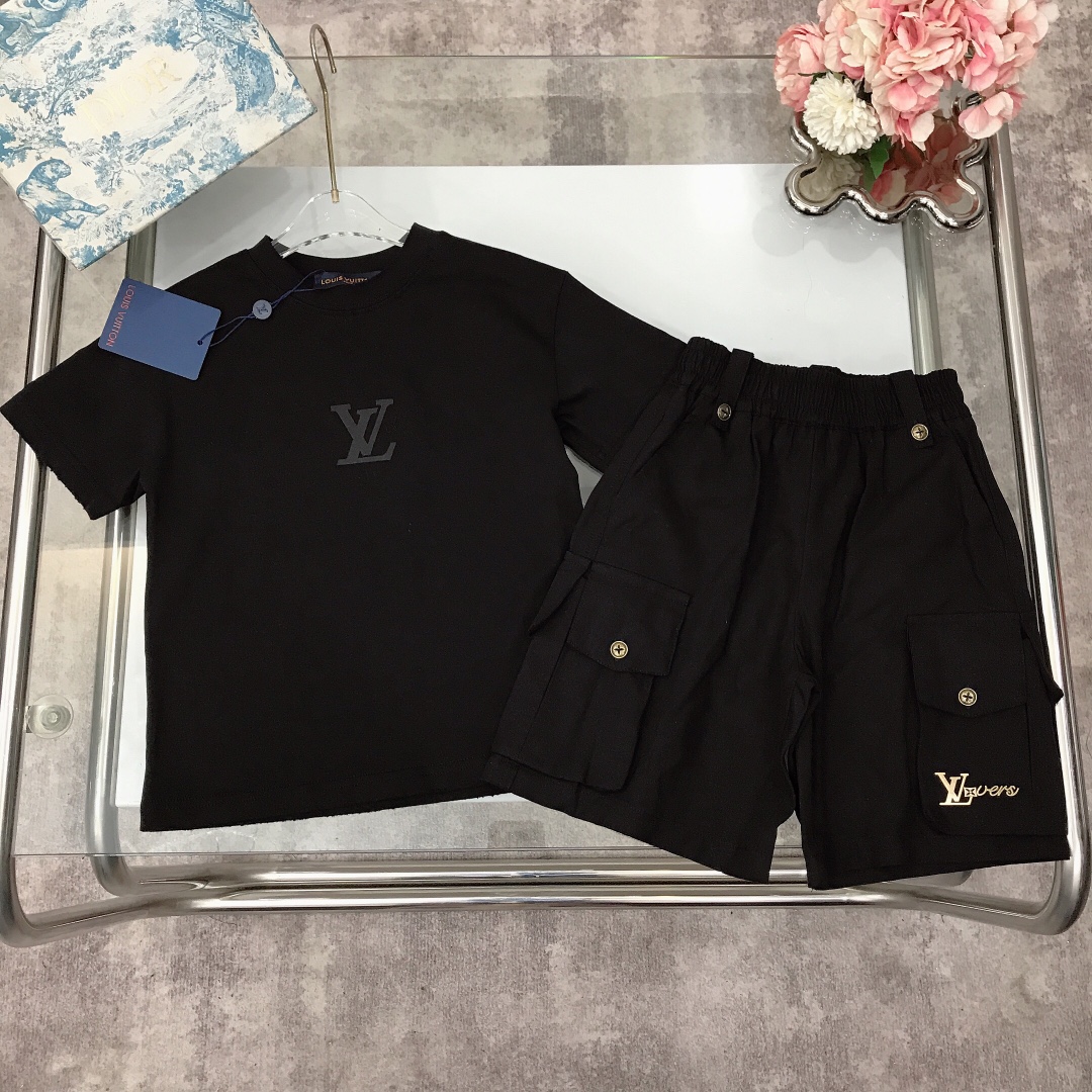 NO:211911,【Spot shipment】 LOUI* & VUITTO* Limited series [Pure cotton short-sleeved heavy industry multi-pocket denim shorts] Pure cotton texture, soft and delicate, exquisite style, classic presbyterian three-dimensional offset printing on the chest, heavy industry creates denim shorts, multi-pocket elements with hardware buckles, elegant and handsome, soft and comfortable, skin-friendly and not tied, excellent upper body effect, color black size size--120-130-140-150 [CM] Counter packaging 70, clothes, louis vuitton, shorts, T-shirt, tees, t-shirt,19860909【现货发】   LOUI* & VUITTO* 限定系列【纯棉短袖重工多口袋牛仔短裤】纯棉质地 柔软细腻 精致款 T恤胸前经典老花立体胶印背后logo印花设计,重工打造牛仔短裤 多口袋元素搭配五金扣 尽显优雅跟帅气 柔顺舒适 亲肤不扎 上身效果极好 颜色黑色  size尺码--120-130-140-150【CM】 专柜包装70,衣服,louis vuitton,shorts,T-shirt,tees，t-shirt,,Children's