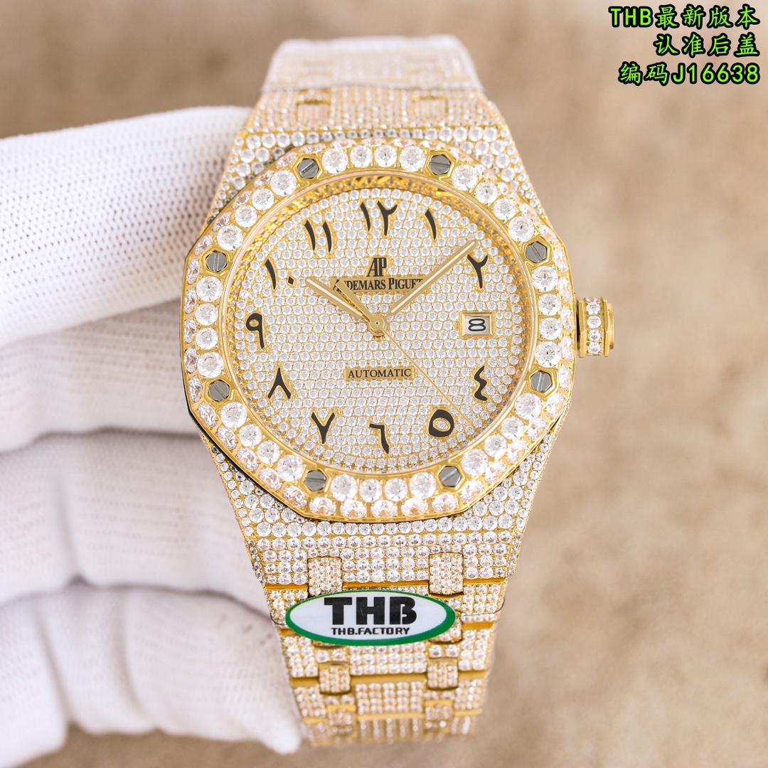NO:337610,Unified THB!  Special offer!  The latest restore AP Audemars Piguet Royal Oak is full of diamonds and 15,400 stars, rich and inhumane, and the real thing is super shining, allowing everyone to experience the luxury of stars. THB has finally completed its work after many craftsmanship!  The entire watch is densely packed with the top Swarovski diamonds, including the side of the steel belt, and the diamonds are also covered with. I have tried countless processing techniques and pursued the extremely luxurious and invincible texture!  At all costs, we finally created the most luxurious 15,400 stars in the current market. THB instantly killed the details and workmanship of other existing versions!  Observe the exclusive details of THB. Put the head in place with diamonds in place. The steel belt is surrounded by diamonds. The head size is 41mm. The movement uses 9015-modified CAL.3120n integrated movement. The watch code is J16638. Let everyone experience the luxury of the stars!  Produced by THB, welcome to taste it!  ,swarovski,audemars19860909统一 THB出品！特惠！最新还原 AP爱彼皇家橡树满钻15400满天星 壕无人性 实物超闪亮 让每一个人都可以体验到满天星的奢华. THB历经重重工艺,终于大功告成！整表密集镶满最顶级的施华洛世奇美钻,包括钢带侧边也是满镶钻,尝试了无数次的加工工艺,追求奢华至极的无敌质感！不惜一切的成本,终于打造出目前最豪华的15400满天星. THB秒杀其它现有版本的细节和做工！认准THB独家细节.把头镶钻到位 钢带旁边镶满钻 表头尺寸41mm,机芯采用9015改CAL.3120n一体机机芯.腕表编码,J16638 让每个人体验满天星的奢华！ THB出品,欢迎品鉴！,,swarovski,audemars,Watch