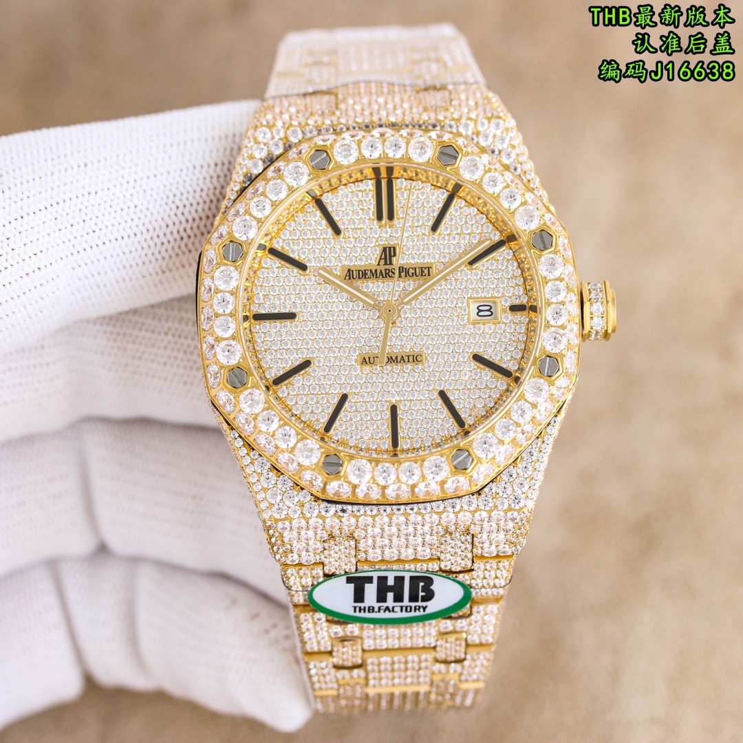 NO:337145,Unified THB!  Special offer!  The latest restore AP Audemars Piguet Royal Oak is full of diamonds and 15,400 stars, rich and inhumane, and the real thing is super shining, allowing everyone to experience the luxury of stars. THB has finally completed its work after many craftsmanship!  The entire watch is densely packed with the top Swarovski diamonds, including the side of the steel belt, and the diamonds are also covered with. I have tried countless processing techniques and pursued the extremely luxurious and invincible texture!  At all costs, we finally created the most luxurious 15,400 stars in the current market. THB instantly killed the details and workmanship of other existing versions!  Observe the exclusive details of THB. Put the head in place with diamonds and the steel belt is surrounded by diamonds. The head size is 41mm, and the movement uses a modified CAL.3120n integrated movement. The watch code is J16638. Let everyone experience the luxury of the stars!  Produced by THB, welcome to taste it!  ,swarovski,audemars19860909统一 THB出品！特惠！最新还原 AP爱彼皇家橡树满钻15400满天星 壕无人性 实物超闪亮 让每一个人都可以体验到满天星的奢华. THB历经重重工艺,终于大功告成！整表密集镶满最顶级的施华洛世奇美钻,包括钢带侧边也是满镶钻,尝试了无数次的加工工艺,追求奢华至极的无敌质感！不惜一切的成本,终于打造出目前最豪华的15400满天星. THB秒杀其它现有版本的细节和做工！认准THB独家细节.把头镶钻到位 钢带旁边镶满钻 表头尺寸41mm,机芯采用改CAL.3120n一体机机芯.腕表编码,J16638 让每个人体验满天星的奢华！ THB出品,欢迎品鉴！,,swarovski,audemars,Watch