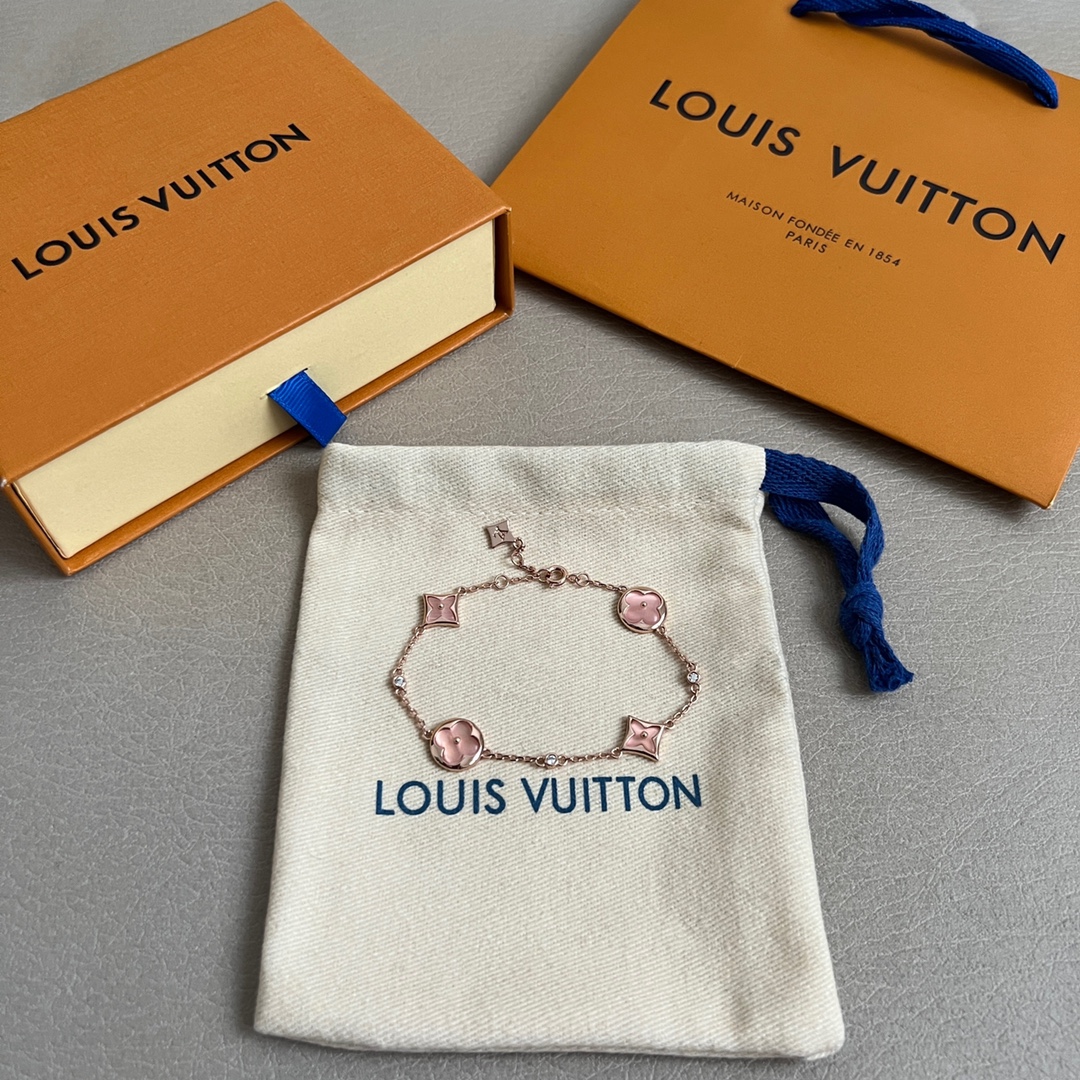 NO:114421,Every detail of the original customization of LV bracelet is comparable to the authentic products of the counter. In the industry, the only one in the world buys genuine products and makes the jewelry so carefully and perfect. You can wear it in customs and counters at will without any pressure and feel free to wear it. You can become the focus of the masses, jewelry boutiques, louis vuitton, bracelet19860909LV 手链原版定制每一个细节媲美专柜正品,业内仅此一家全世界专柜自购正品打版,这样才能把首饰打造得这么用心完美.随意出入海关与专柜无压力放心戴出去让您成为万众焦点,饰品精品,louis vuitton,bracelet,Jewelry